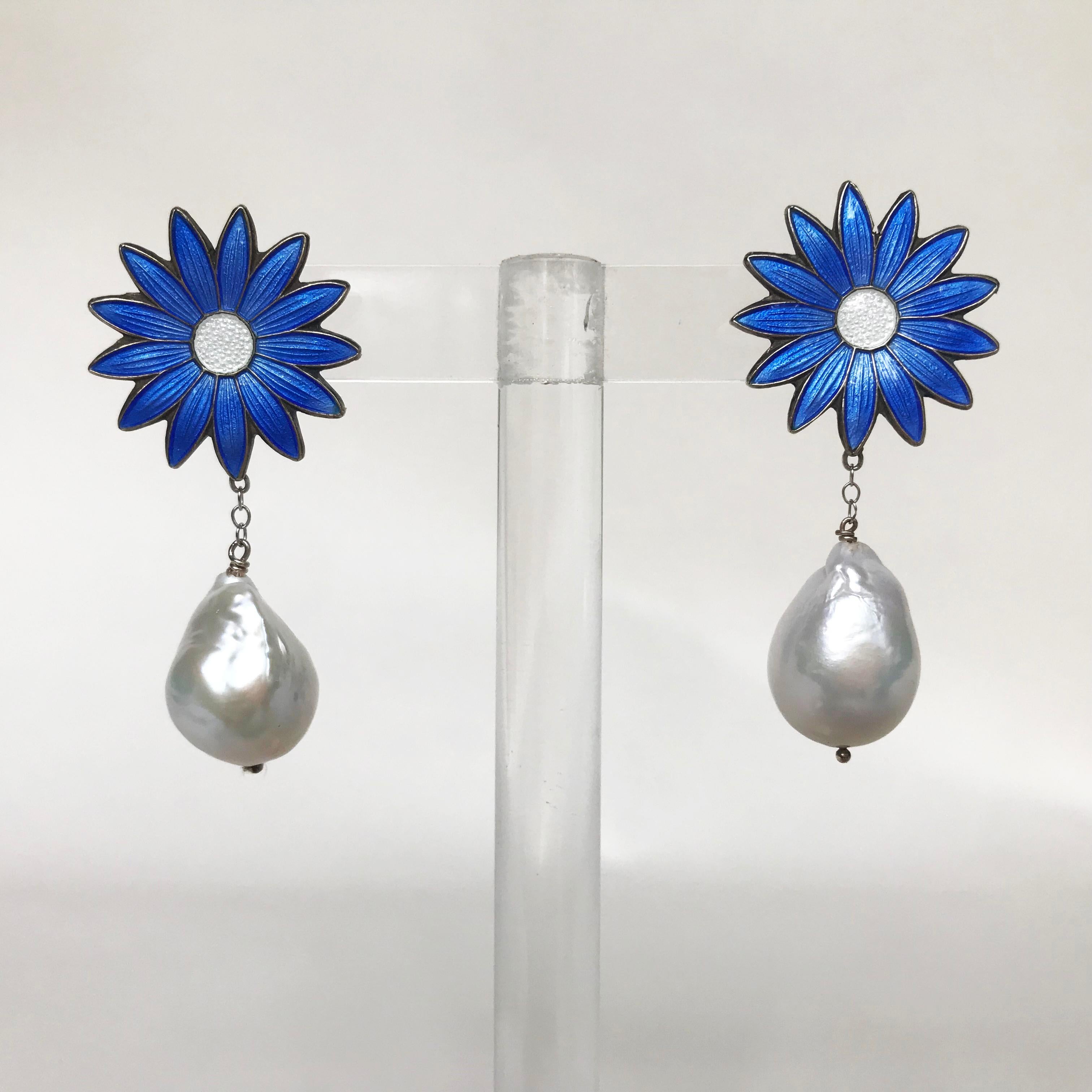 Marina J. presents a beautiful white gold stud earring design, made of a vintage sterling silver enamel and 17mm white pearls. This unique piece is shaped like a blue flower and drops with a white gold chain a beautiful big white pearl that sways
