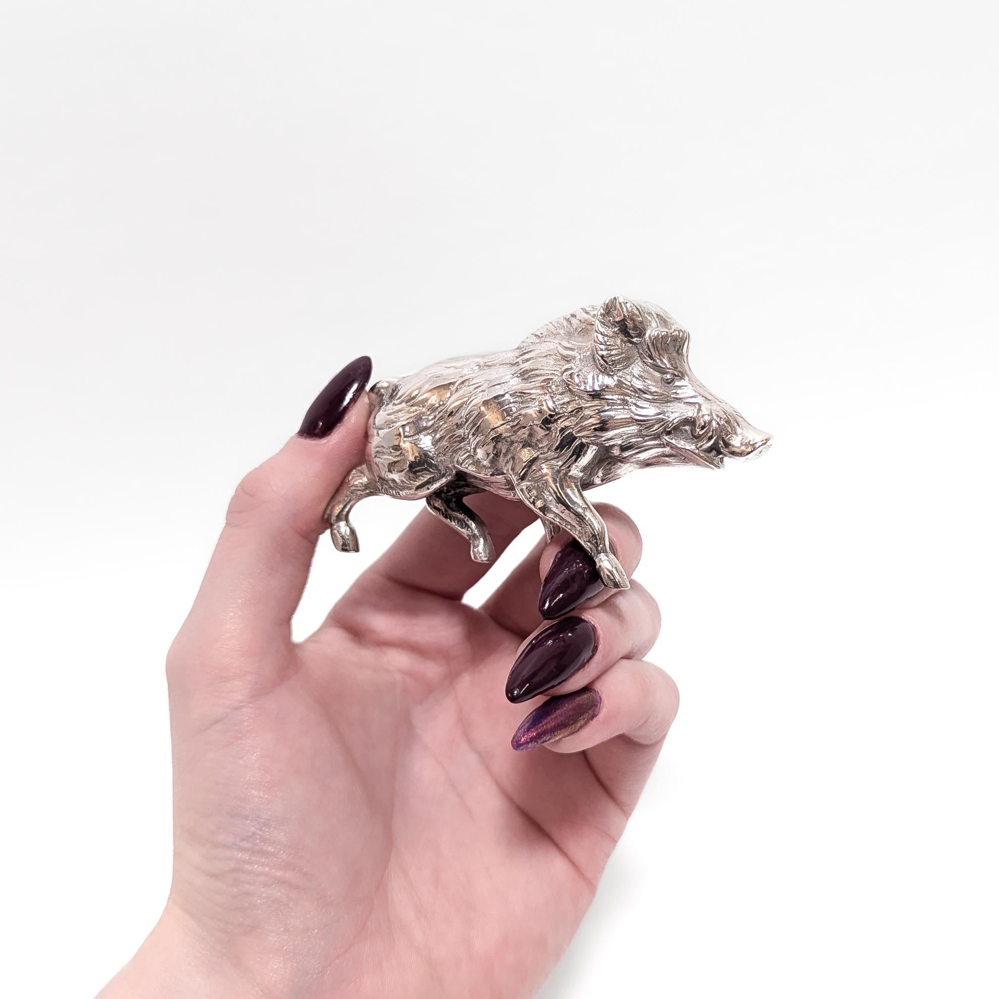 Una raffinata statuetta d'argento in miniatura.

In argento sterling.

A forma di cinghiale al trotto.

Un segno di Hallmark allo stomaco.

Semplicemente un meraviglioso cinghiale in miniatura!

Data: 
20° secolo

Condizioni generali:
Nel complesso