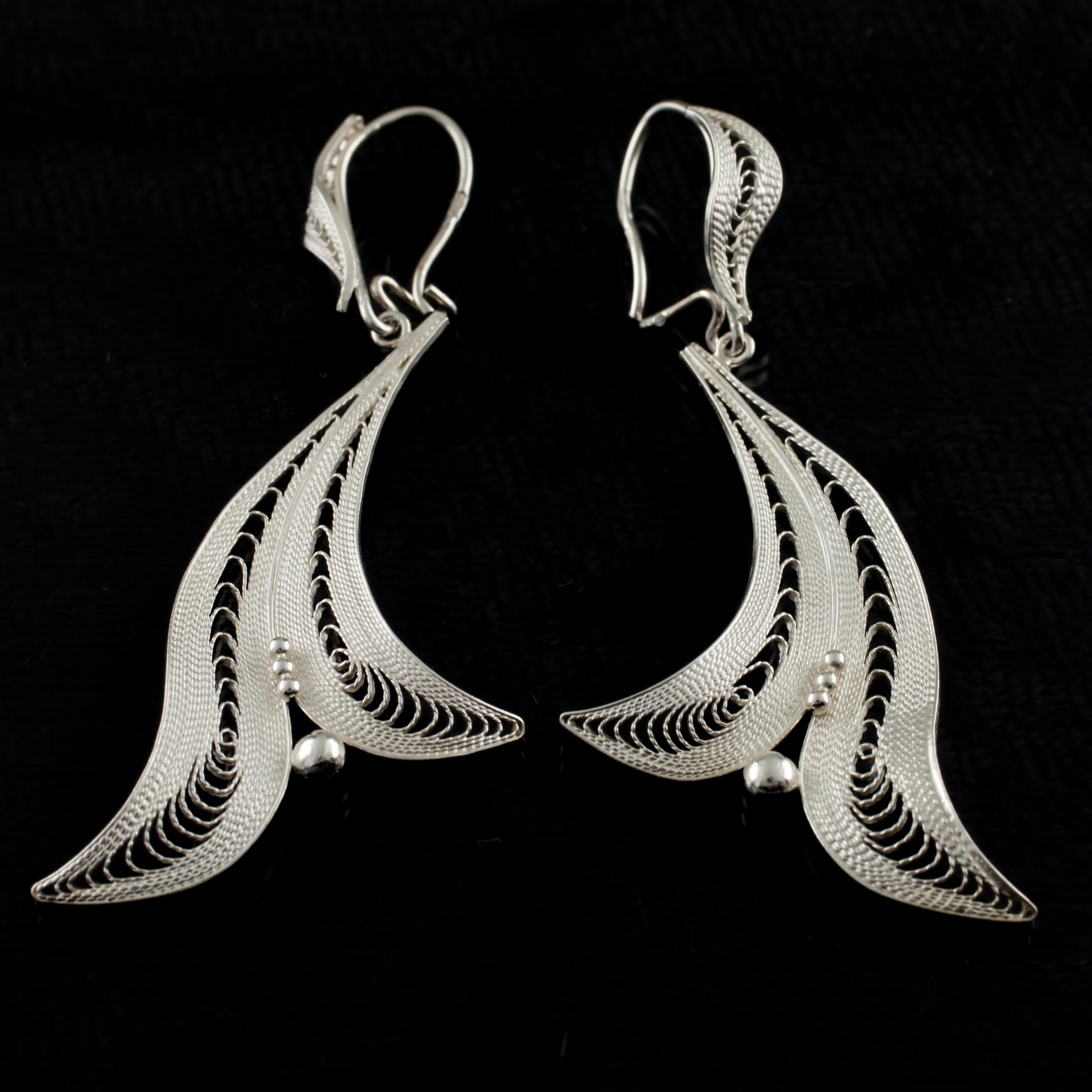 Sterling silver earrings.
Filigree leaf design.
Lever back closure.
Measures: 63 x 30 mm.
Weight: 4.9 grams.