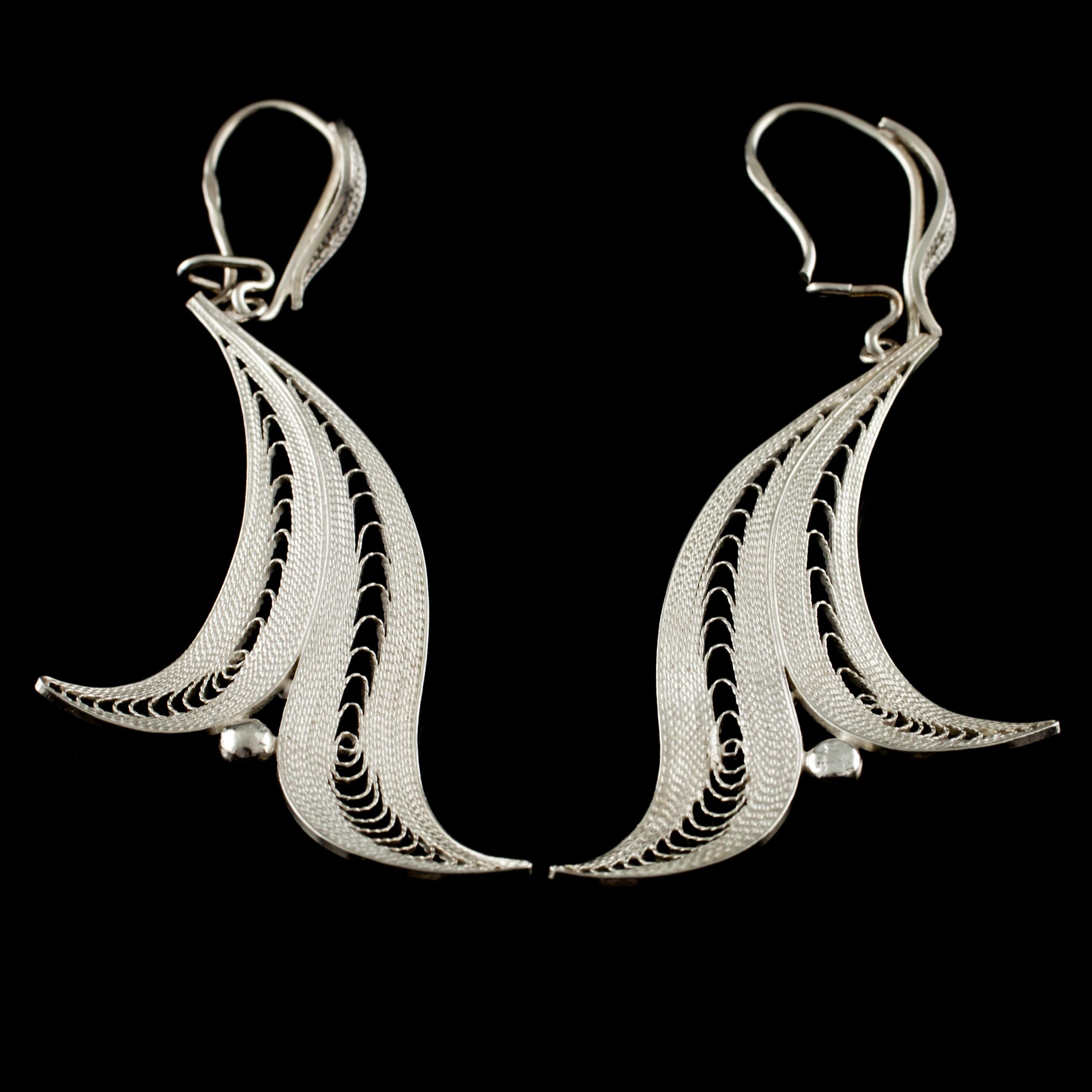 Vintage Sterling Silver Filigree Leaf Dangle Earrings In Good Condition For Sale In Van Nuys, CA