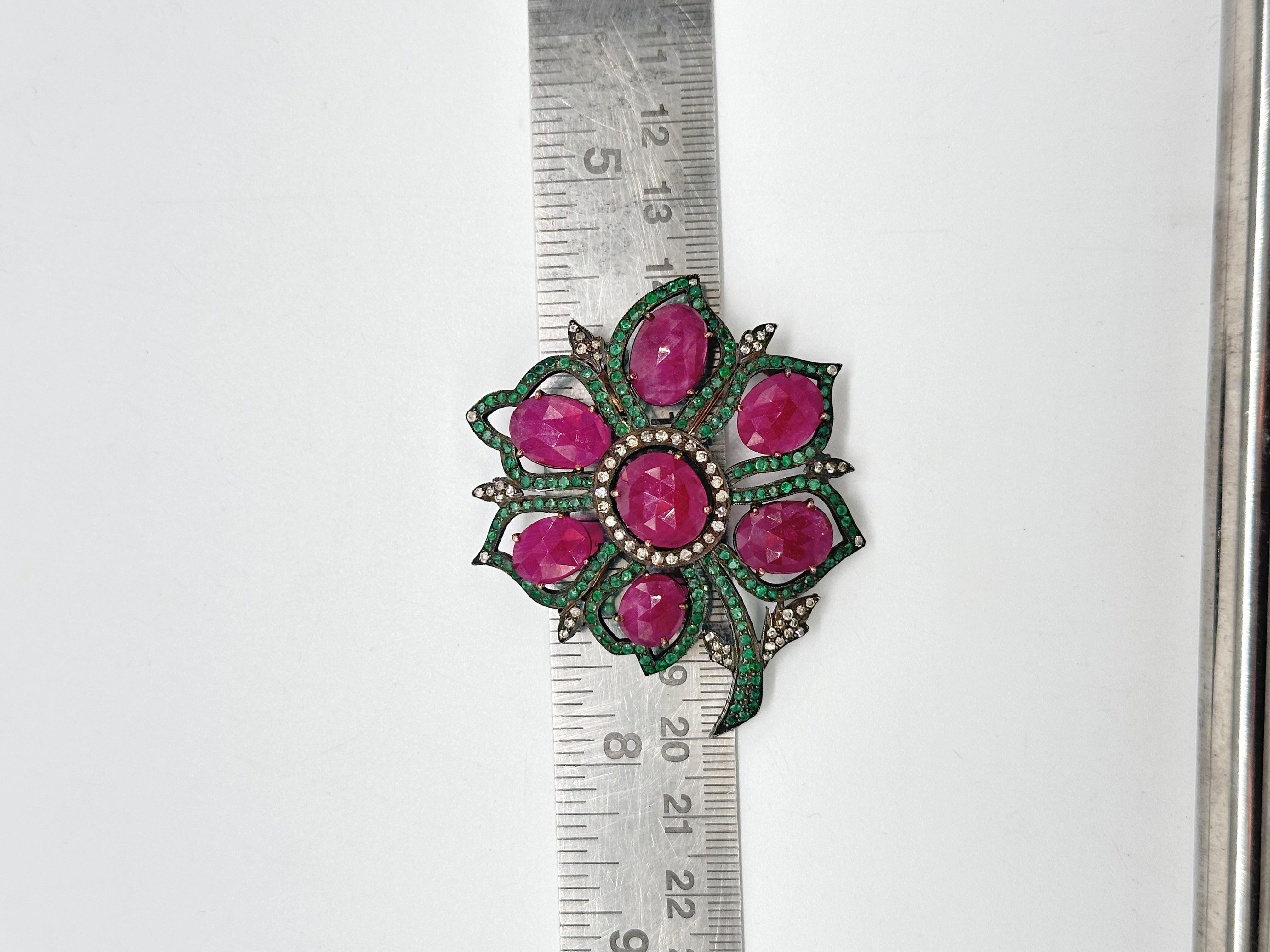 Broche fleur vintage en argent massif 14 carats, rubis, émeraudes et diamants en vente 4