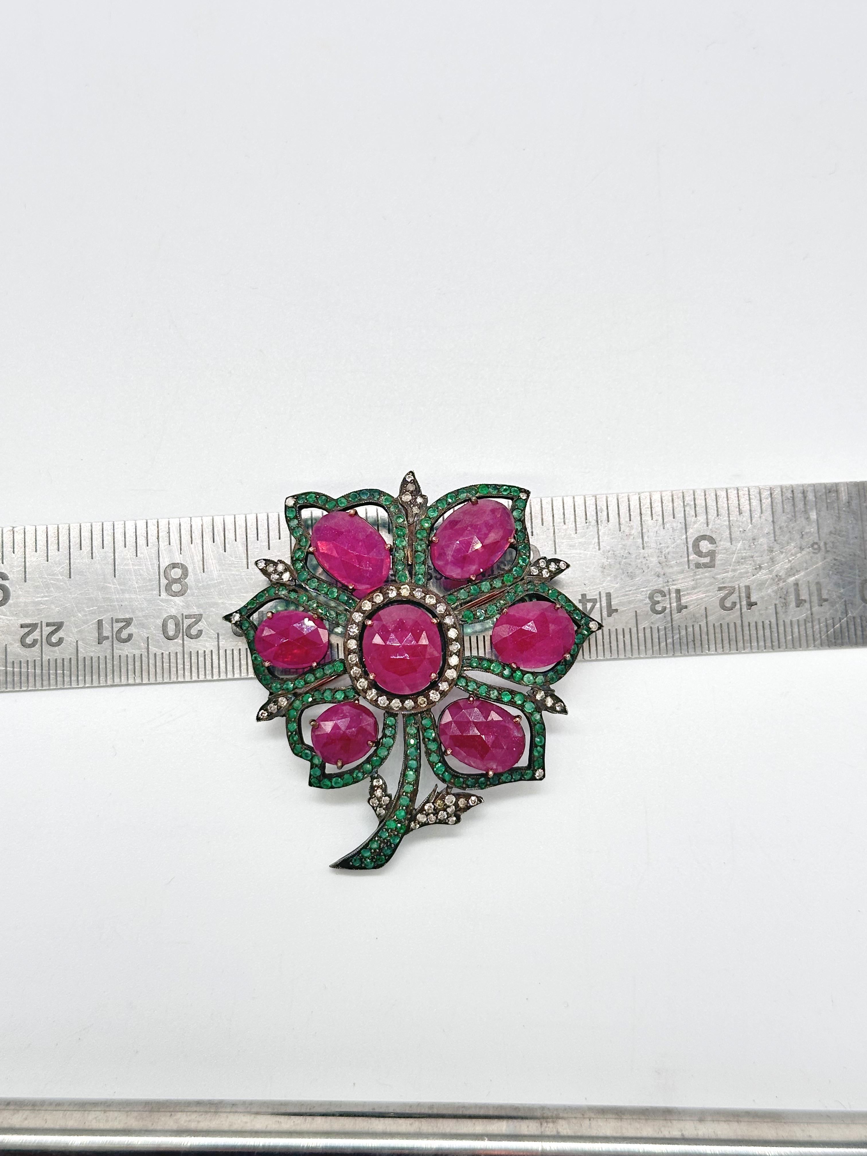 Broche fleur vintage en argent massif 14 carats, rubis, émeraudes et diamants en vente 5