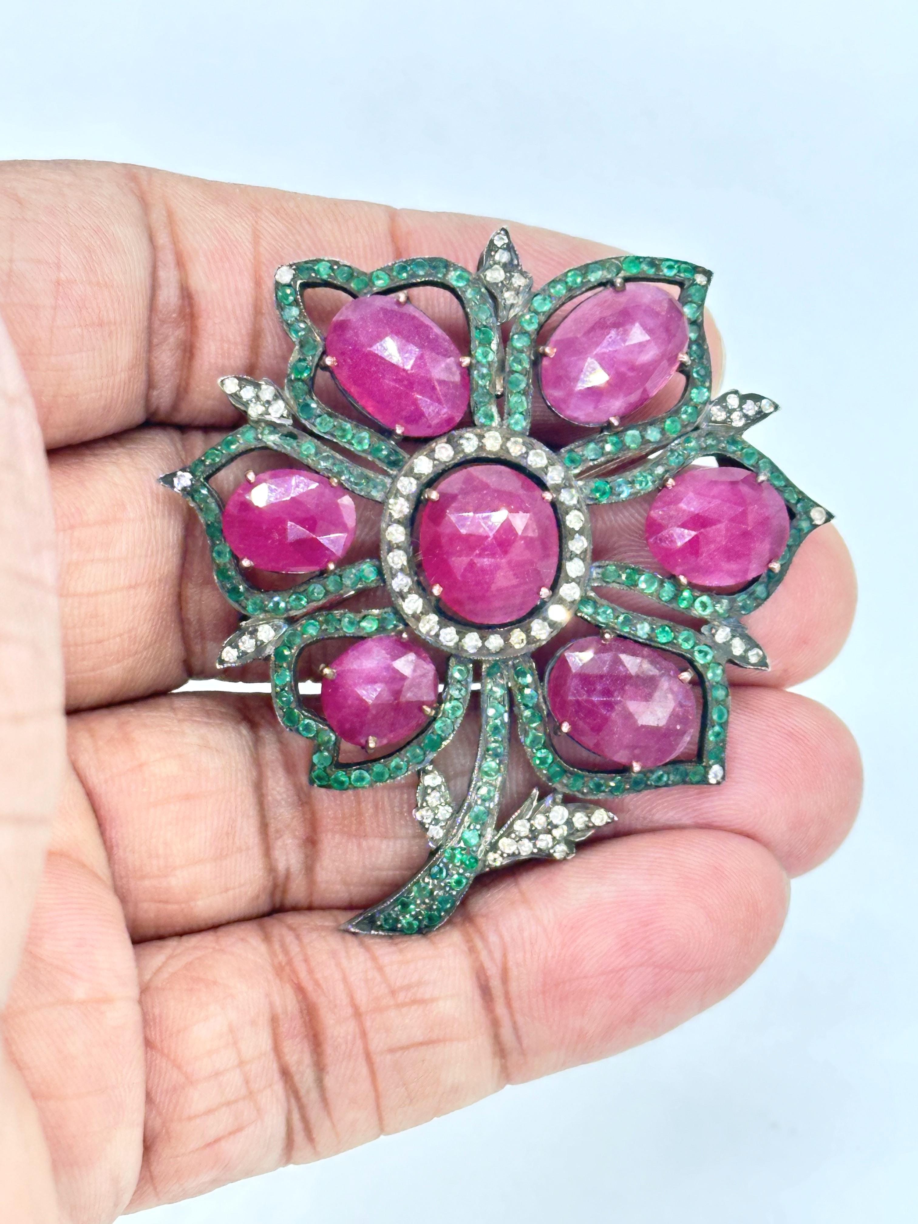 Broche fleur vintage en argent massif 14 carats, rubis, émeraudes et diamants en vente 6