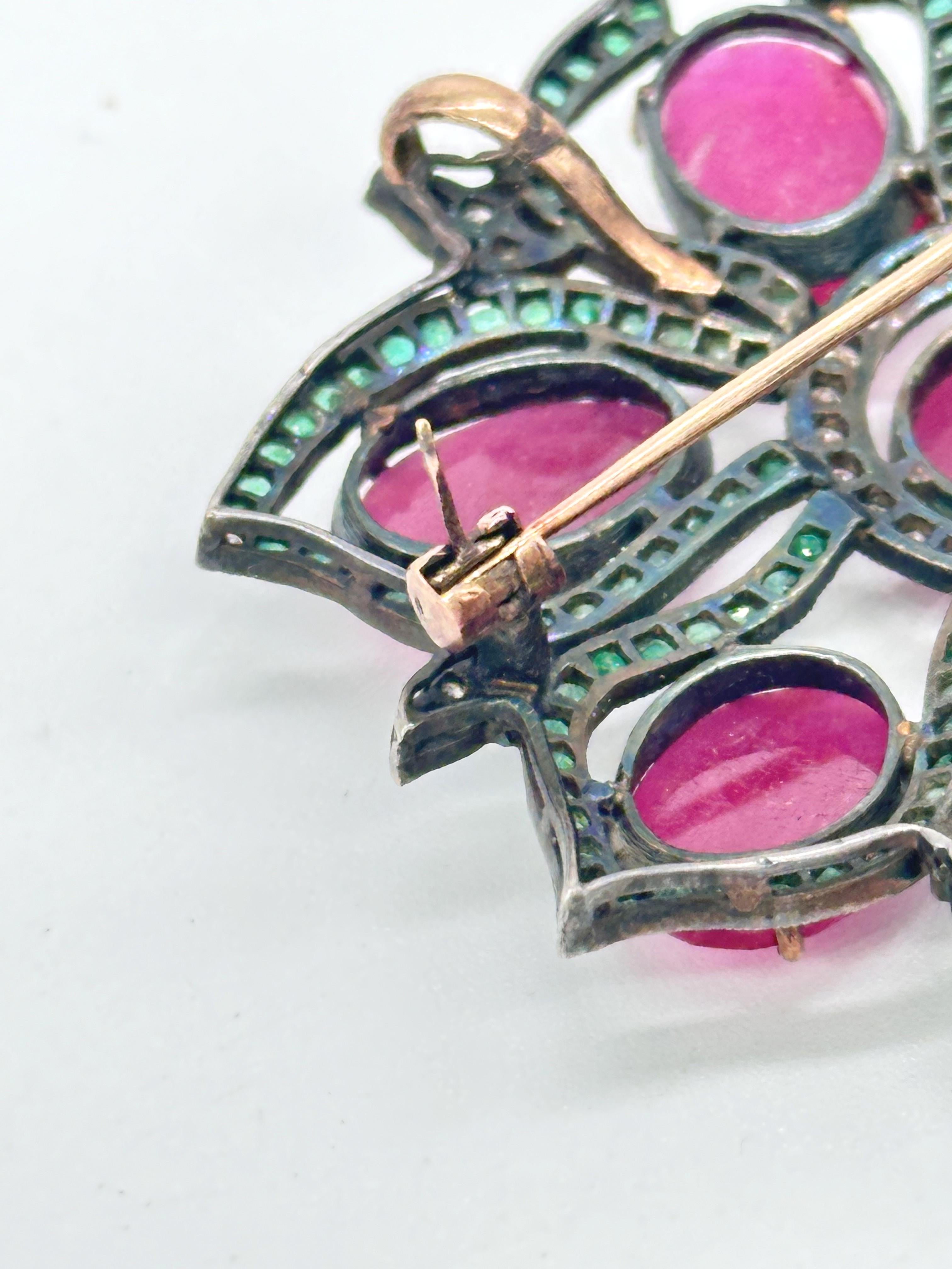 Broche fleur vintage en argent massif 14 carats, rubis, émeraudes et diamants en vente 8