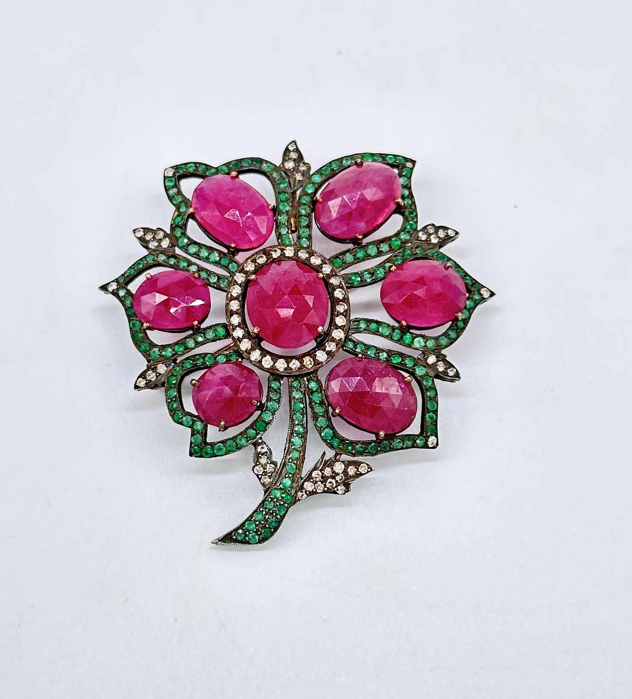 Voici notre exquise broche fleur en diamant, un chef-d'œuvre d'élégance et d'artisanat conçu pour captiver. Cette broche est fabriquée en or 14 carats et en argent sterling, ce qui lui confère un attrait luxueux et intemporel. Les pétales sont ornés