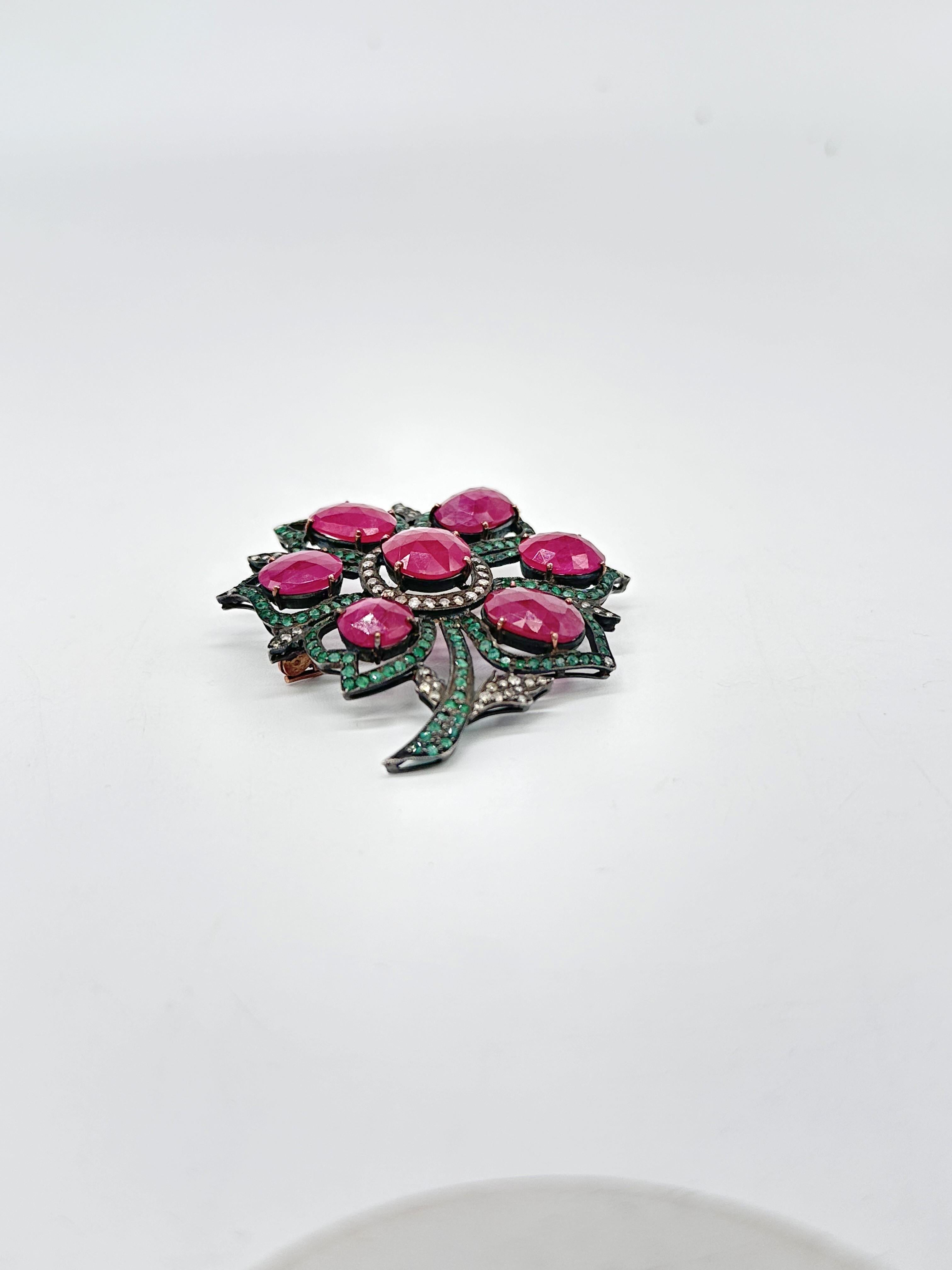 Taille mixte Broche fleur vintage en argent massif 14 carats, rubis, émeraudes et diamants en vente