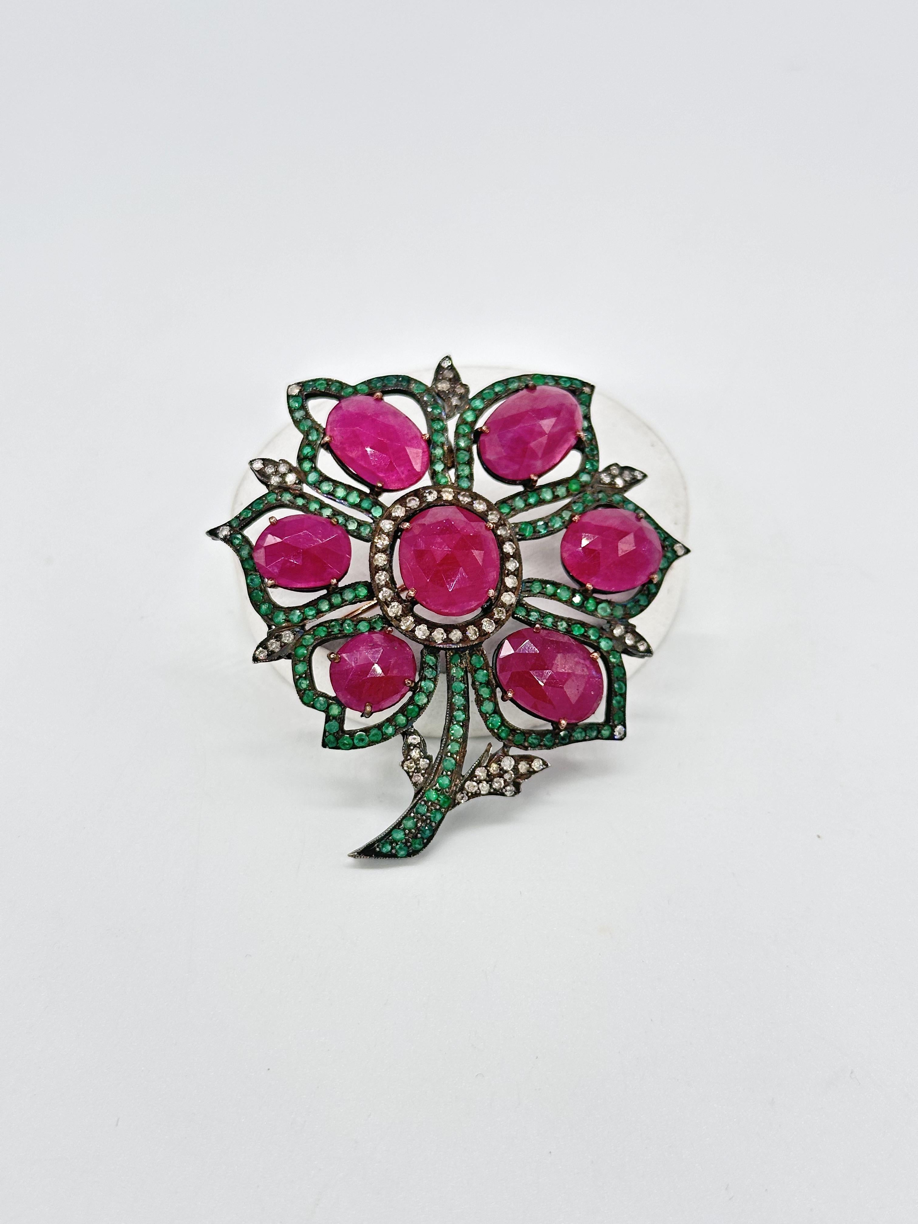 Broche fleur vintage en argent massif 14 carats, rubis, émeraudes et diamants Neuf - En vente à Delhi, DL