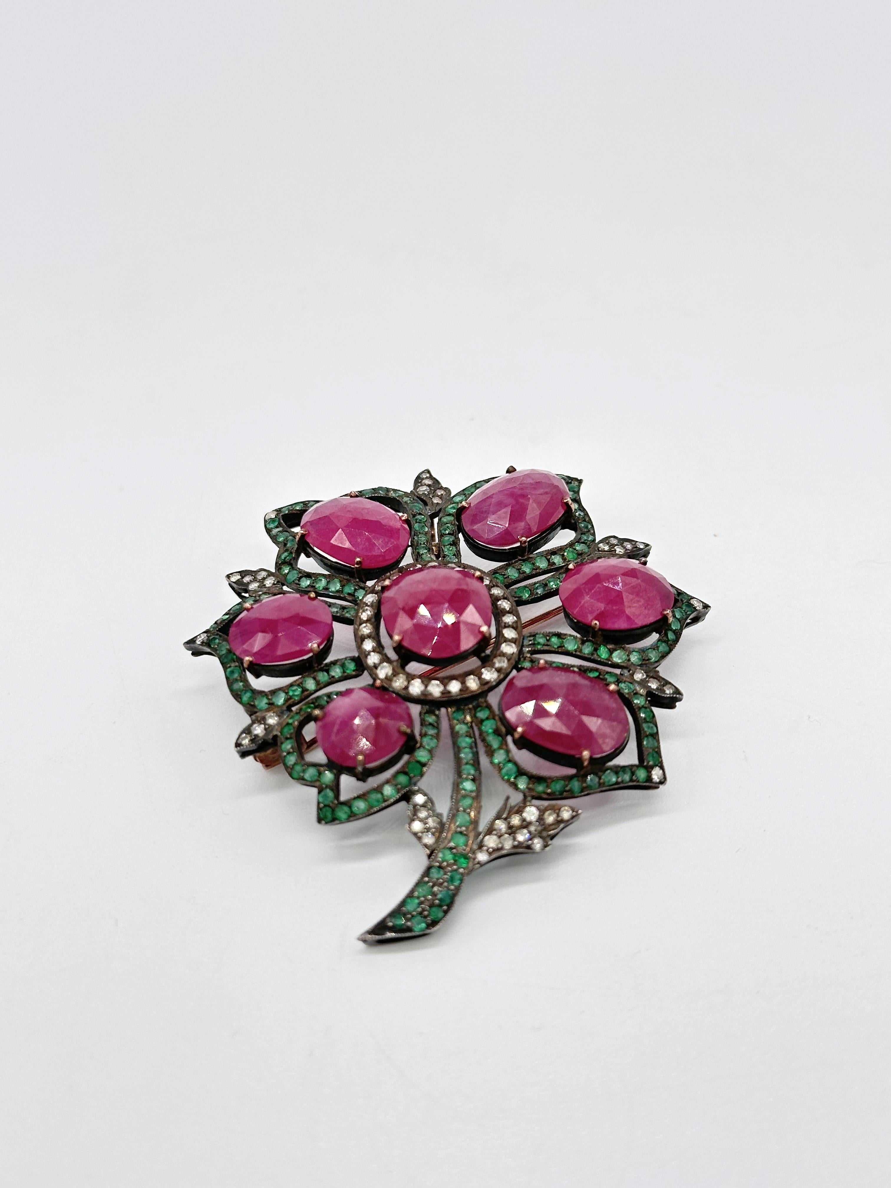 Broche fleur vintage en argent massif 14 carats, rubis, émeraudes et diamants Unisexe en vente
