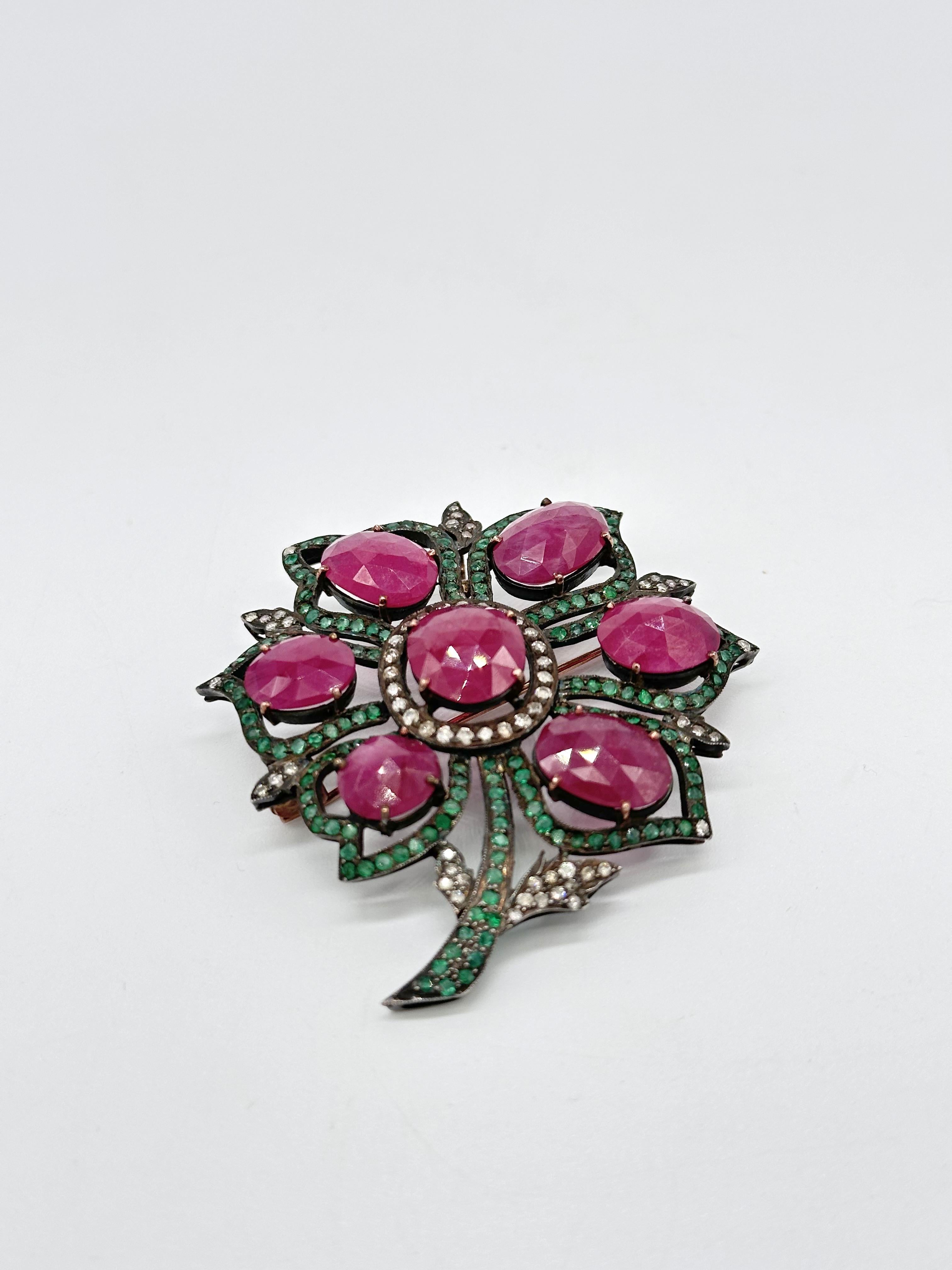 Broche fleur vintage en argent massif 14 carats, rubis, émeraudes et diamants en vente 1