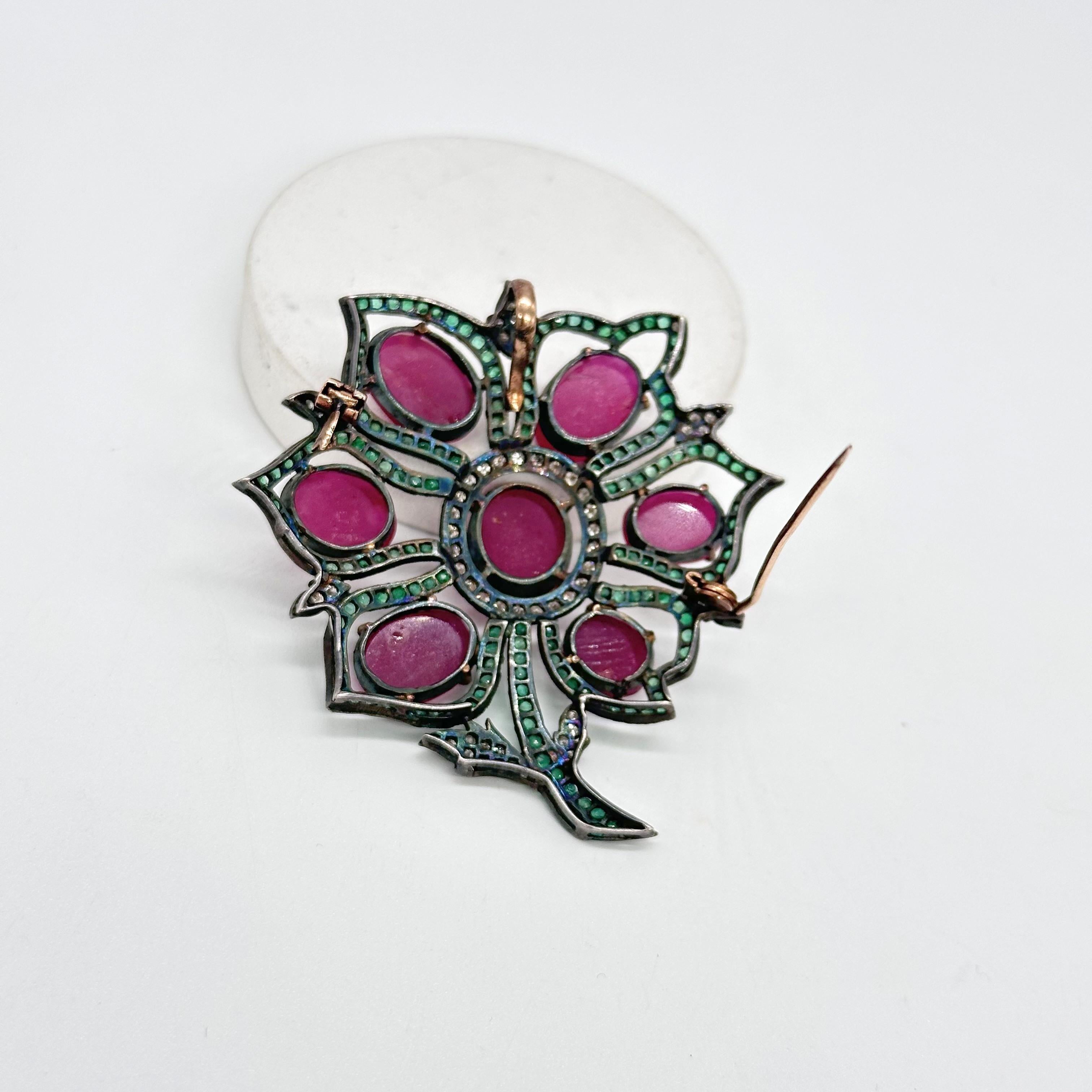 Broche fleur vintage en argent massif 14 carats, rubis, émeraudes et diamants en vente 2