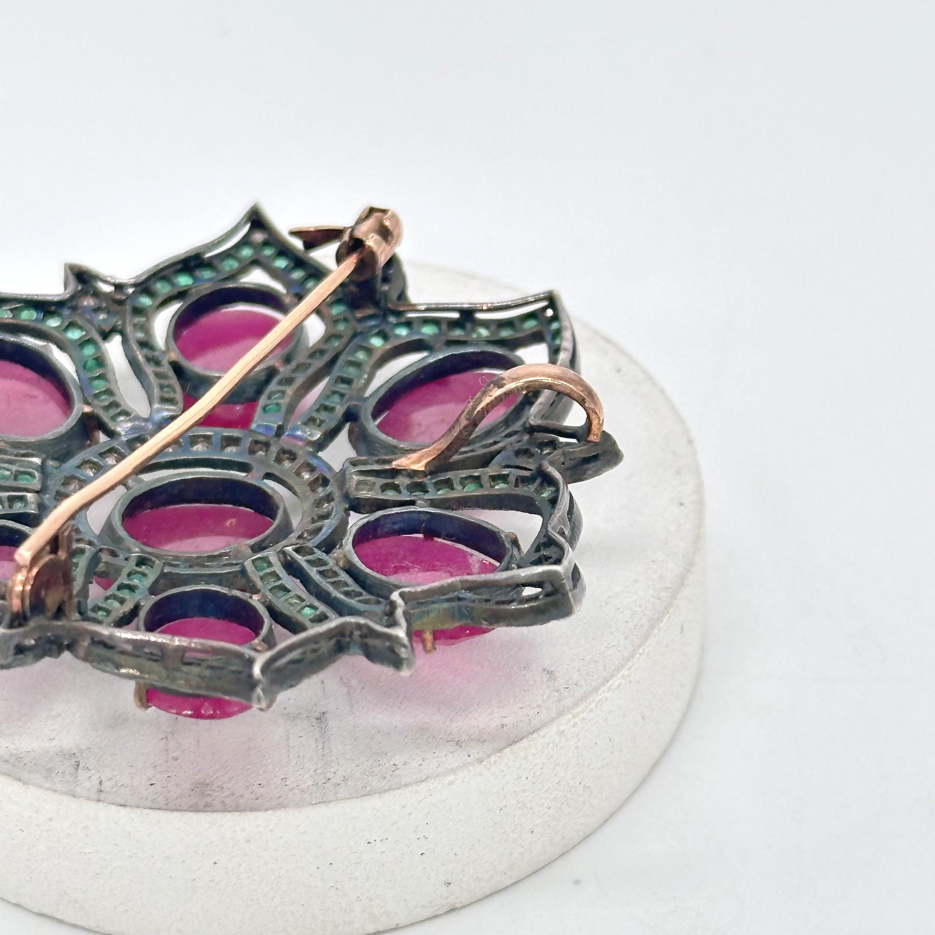 Broche fleur vintage en argent massif 14 carats, rubis, émeraudes et diamants en vente 3