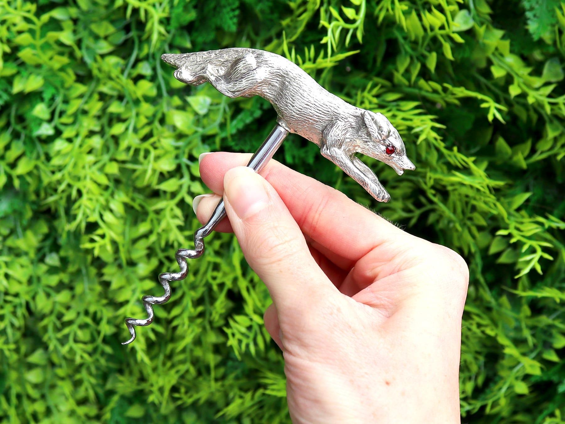 Un tire-bouchon renard exceptionnel, fin et impressionnant, en argent sterling moulé, avec des yeux sertis de pierres précieuses ; un ajout à notre collection d'argenterie liée au vin et aux boissons.

Ce tire-bouchon vintage exceptionnel en argent