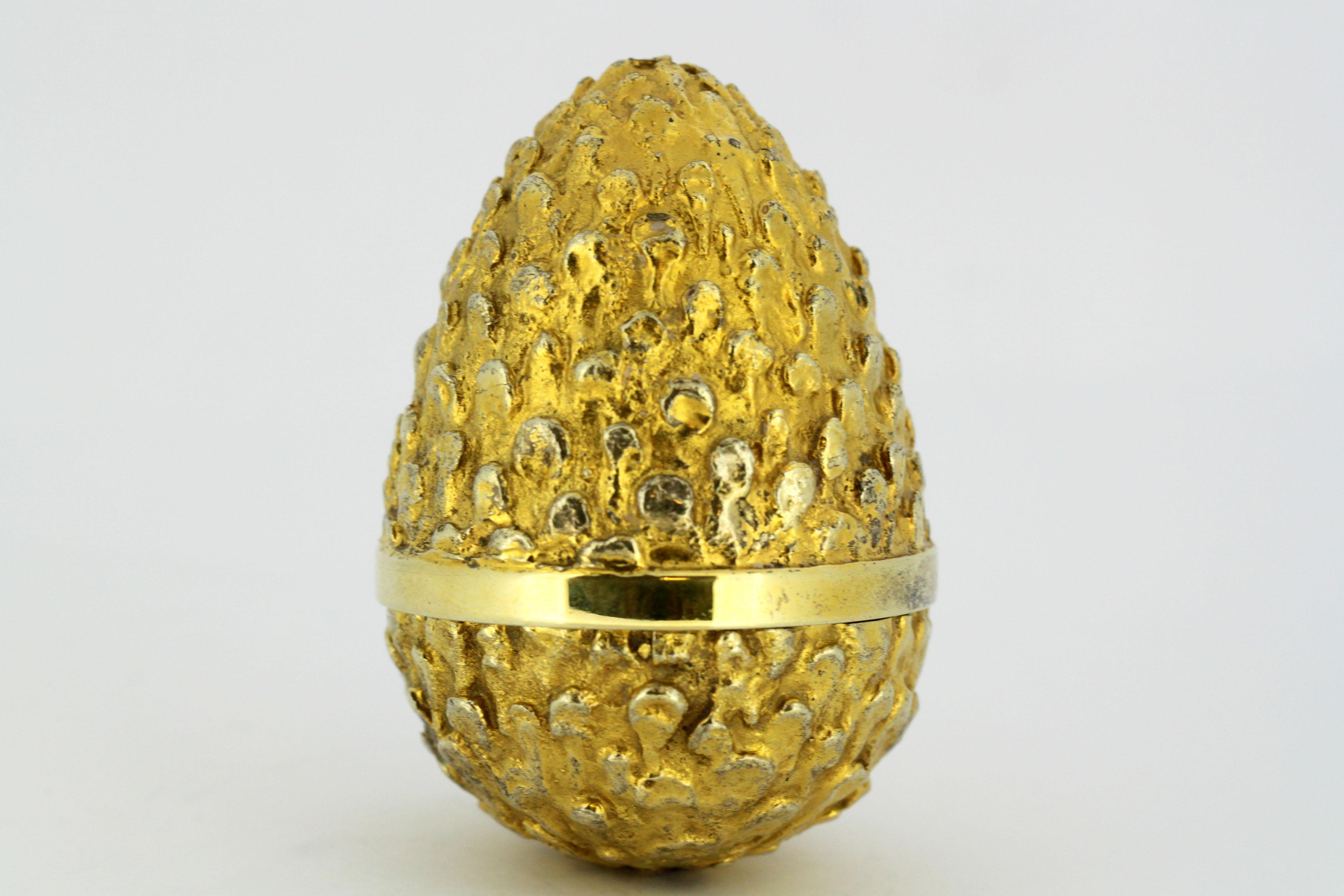 Vintage sterling silver gilded surprise egg
Limited edition 235 of 300

Maker: Stuart Devlin
Made in London 1968
Fully hallmarked.

Dimensions: 
Diameter x Height : 4.5 x 7.5 cm
Weight: 151 grams

Condition: General wear and tear, minor