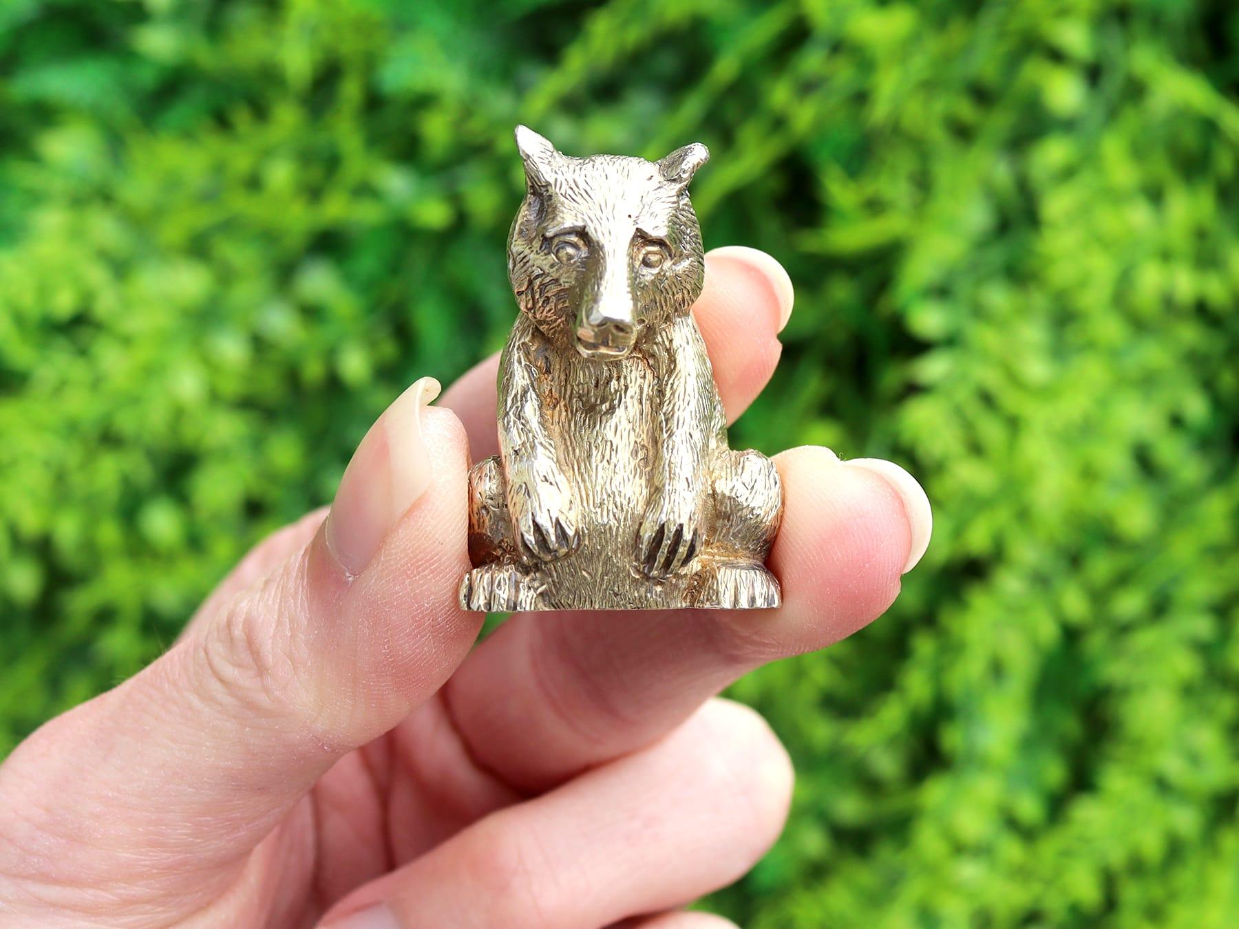 An exceptional, fine and impressive vintage English sterling silver model of a bear made by Stuart Devlin; part of our animal related silverware collection.

This exceptional, fine and impressive vintage silver ornament has been realistically
