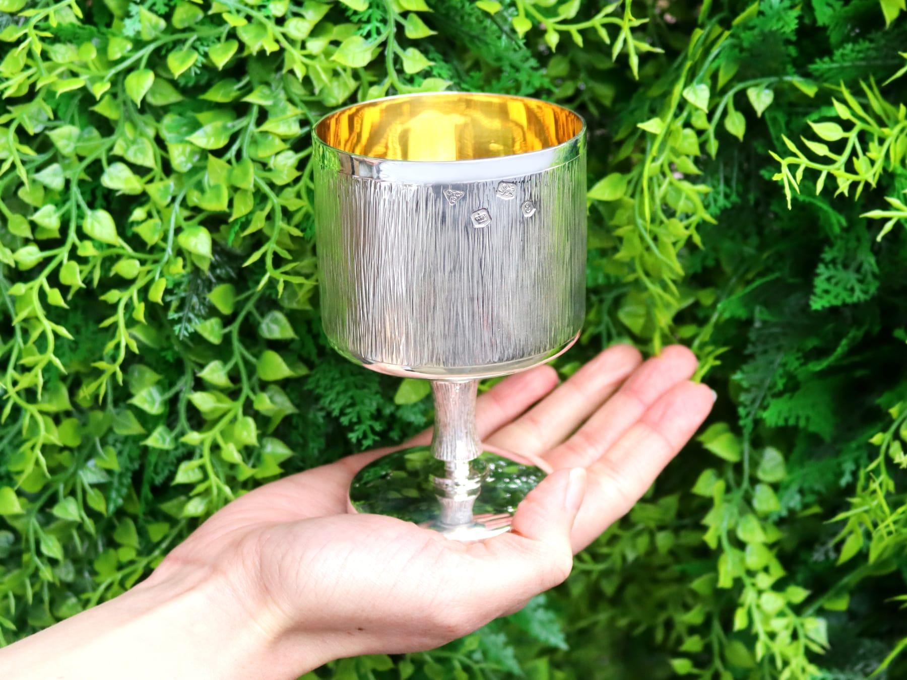 An exceptional, fine and impressive set of 6 vintage Elizabeth II English sterling silver goblets - boxed; an addition to our range of wine and drink related silverware.

These exceptional vintage sterling silver goblets have a cylindrical form