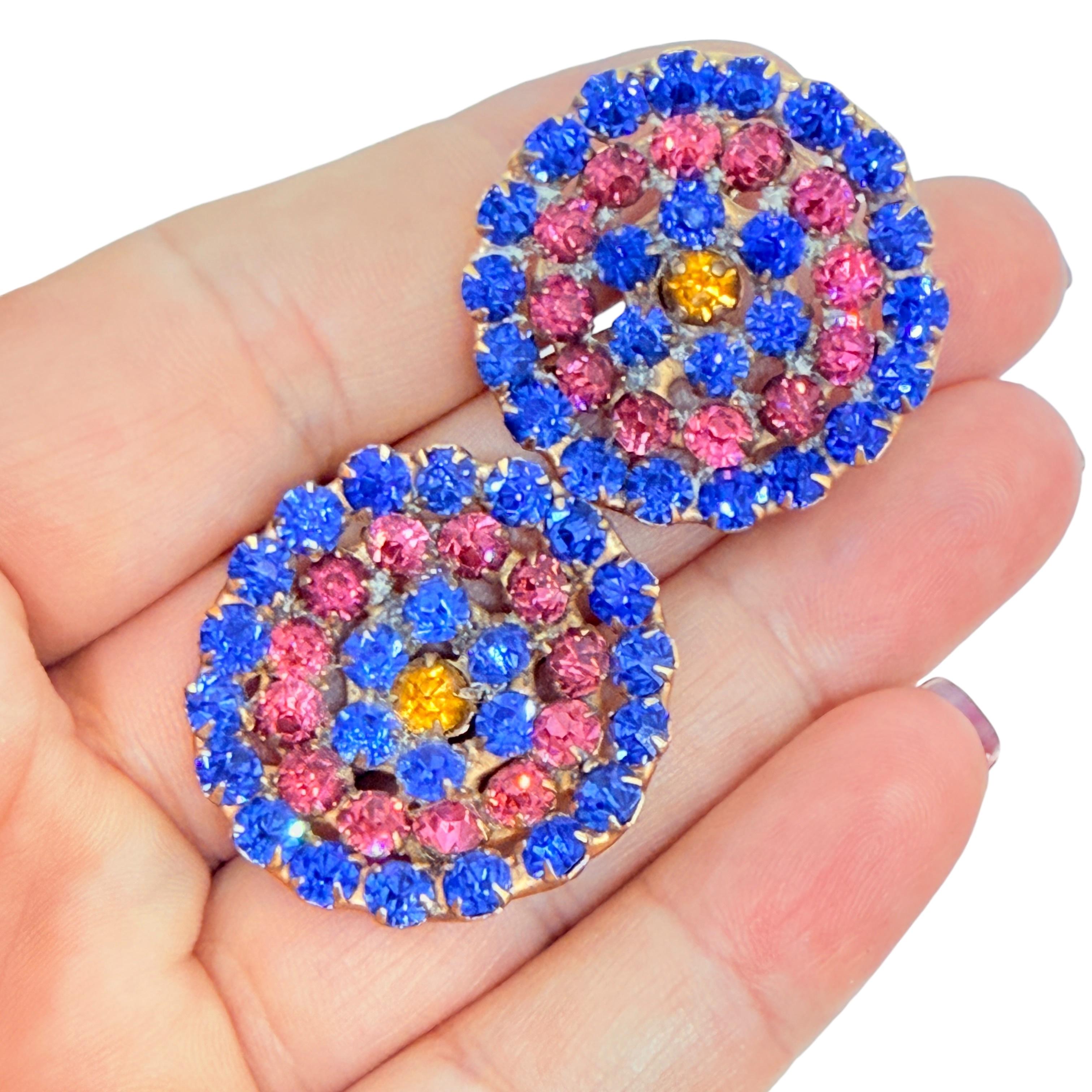 DETAILS

- • ohne Vorzeichen 

- • Sterling Silber vergoldet mit Glas 

- • Vintage-Designer-Ohrringe
 
MASSNAHMEN  

- • CONDIT

- •  sehr guter Vintage-Zustand mit minimalen Gebrauchsspuren 

 Sku 53

❤️❤️   VINTAGE-DESIGNER-SCHMUCK   ❤️❤️

❤️❤️ 