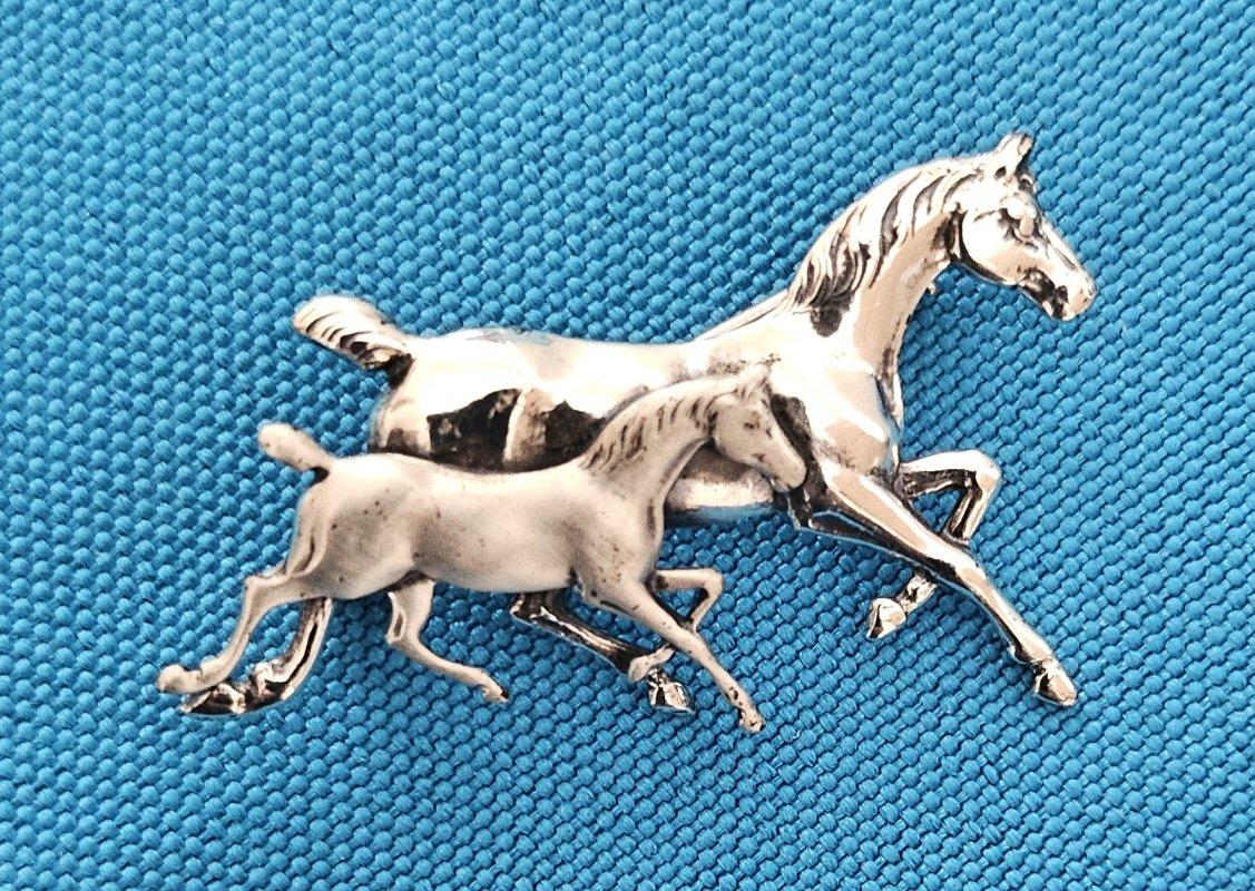 Vintage Sterlingsilber Pferdebrosche/Pin, gestempelt Beau Sterling CLOSING SALE
*****HINWEIS: UNSER 1ST DIBS SHOP SCHLIESST ENDE MAI*****
Dies ist ein Beau Sterling laufende Pferde Brosche, ein Elternteil und Jugend Pferd Paar.
ES FOLGEN WICHTIGE