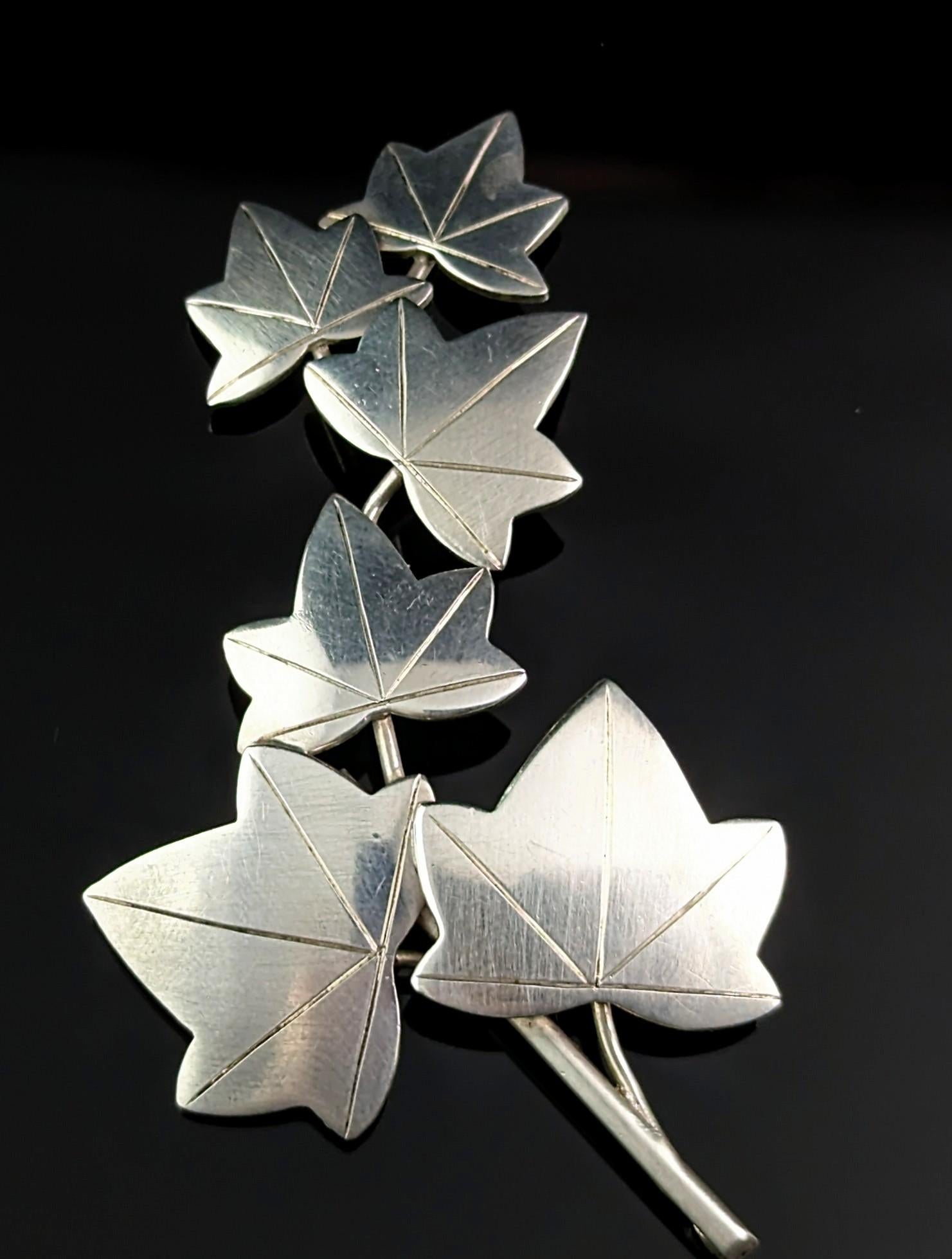 Vintage sterling silver Ivy leaf brooch, Articulated, Geoffrey Bellamy In Good Condition In NEWARK, GB