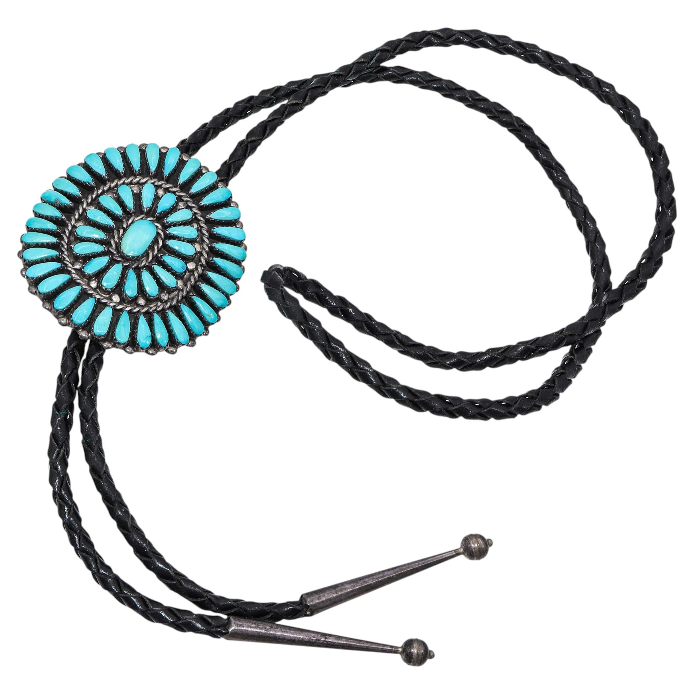 Cravate bolo vintage en argent sterling et cordon en cuir, ornée d'une broderie au point de croix représentant une turquoise