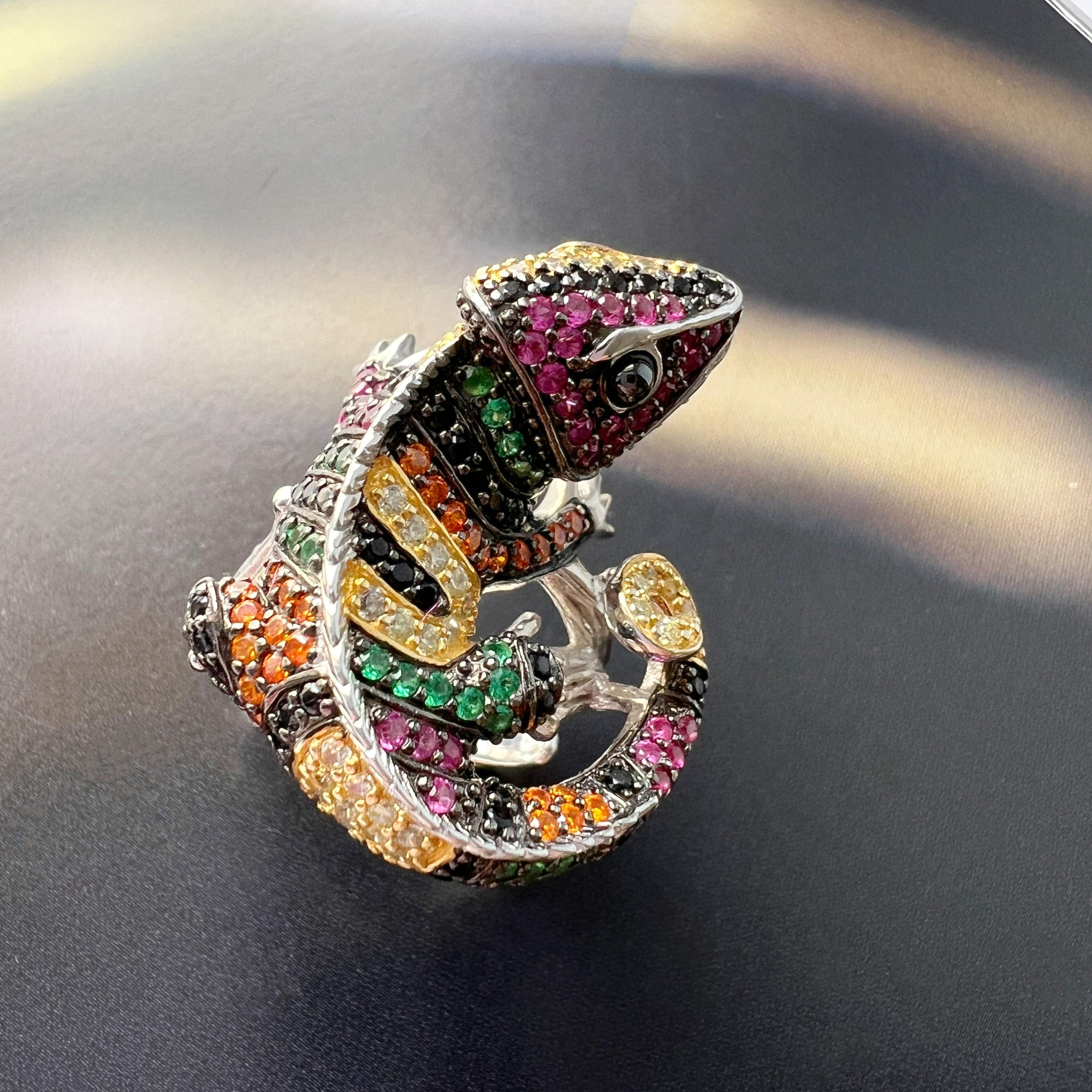 For sale a vintage sterling silver cocktail ring adorned with a delightful lizard.

The adorable lizard is intricately crafted with meticulous attention to detail. Each scale on its back, the curve of its twisted tail, and the piercing eyes are