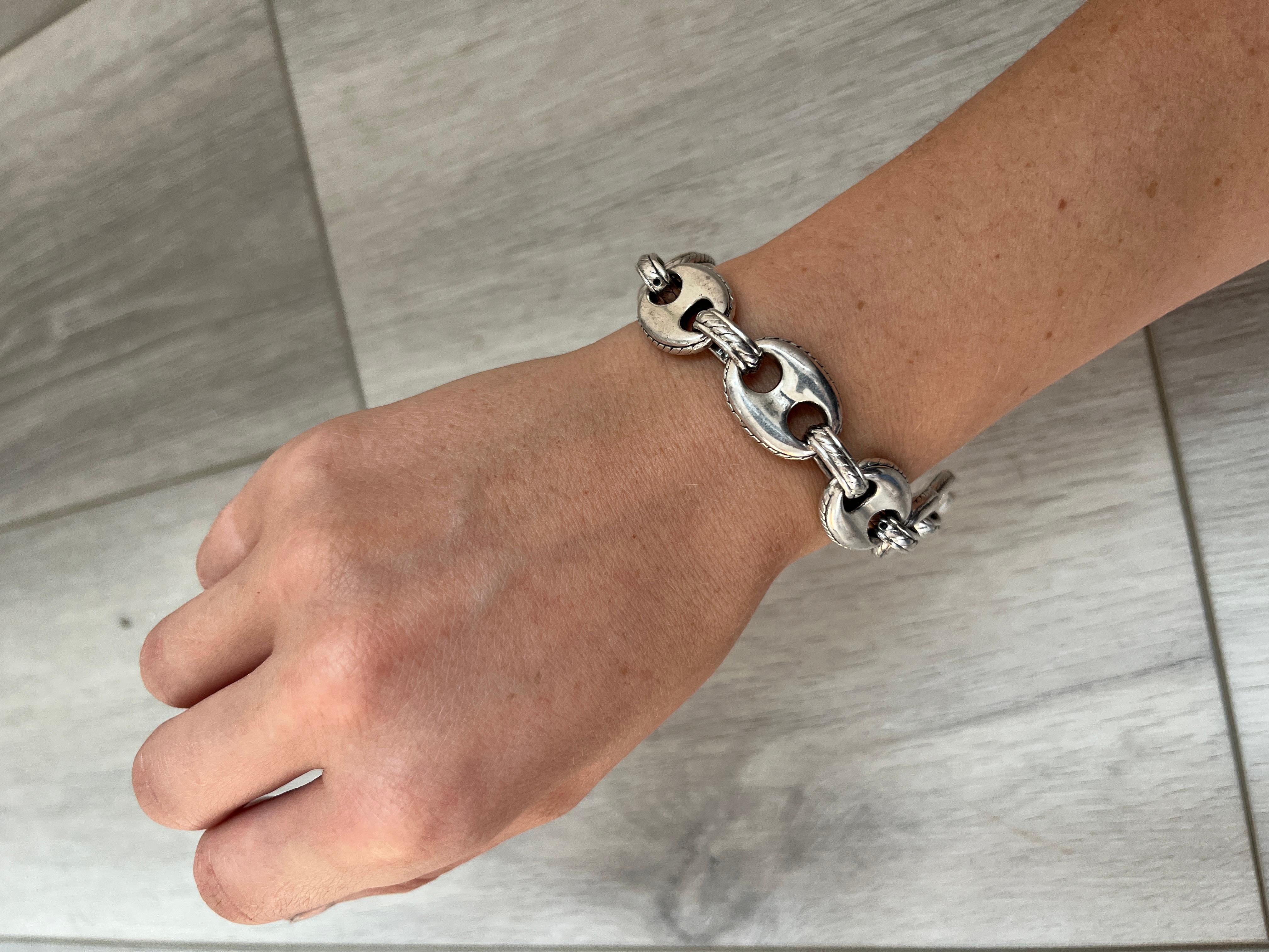 Wunderschönes glänzendes Sterlingsilberarmband. Das Glied ist aus Marin und der Verschluss ist überdimensioniert und stilvoll. 
*Bitte beachten Sie, dass wir die passende Halskette zu dieser Kette in Ihrem Shop zum Verkauf anbieten. 

Länge: 19,5