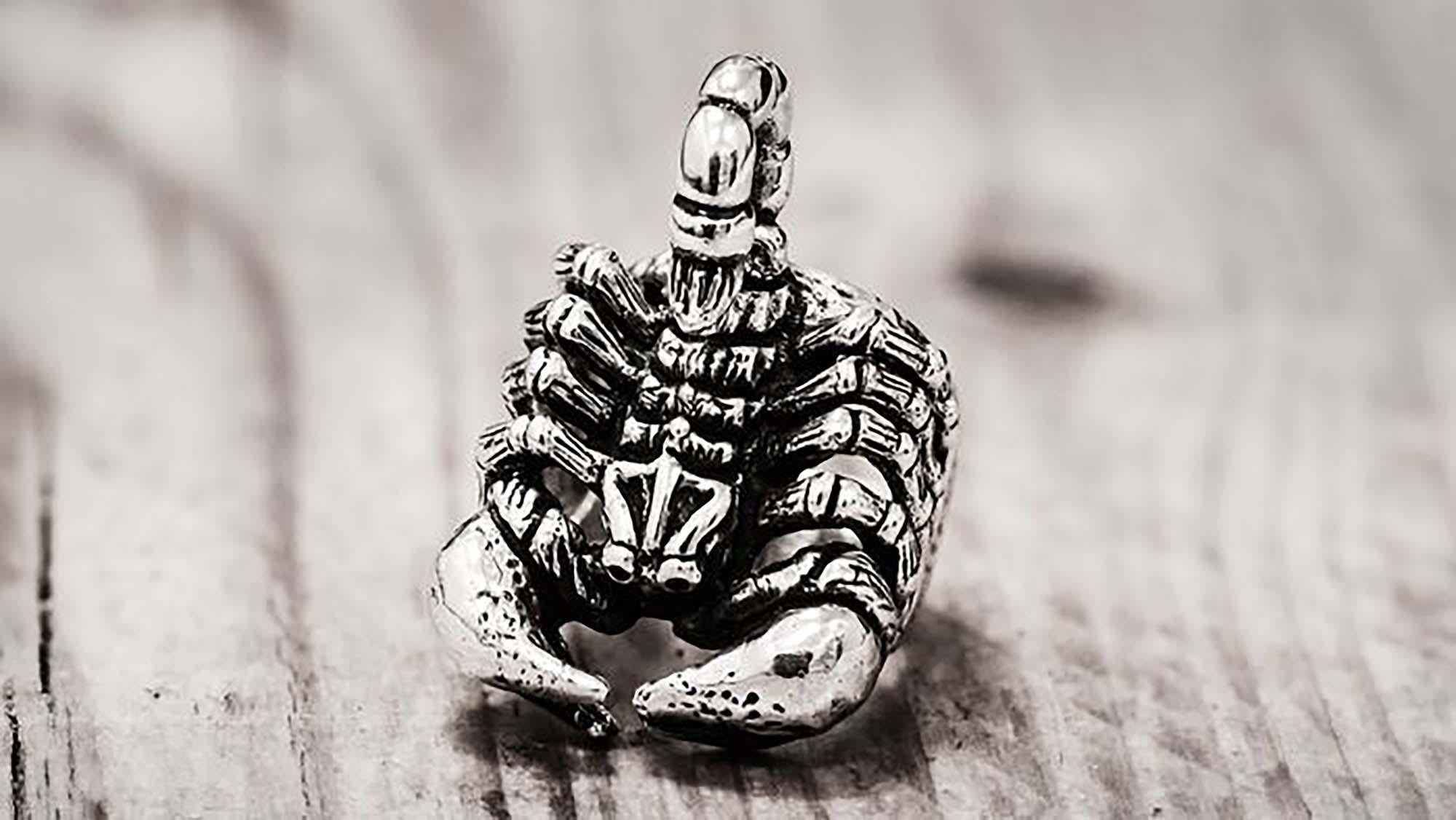 Vintage sterling silver men's Scorpio ring
Hallmarked 925

Dimensions -
Finger Size: (UK) = P (US) = 8 (EU) = 56 1/4
Ring Size : 3.4 x 2.6 x 3.9 cm
Weight: 29 g

Condition: General used, good overall condition.