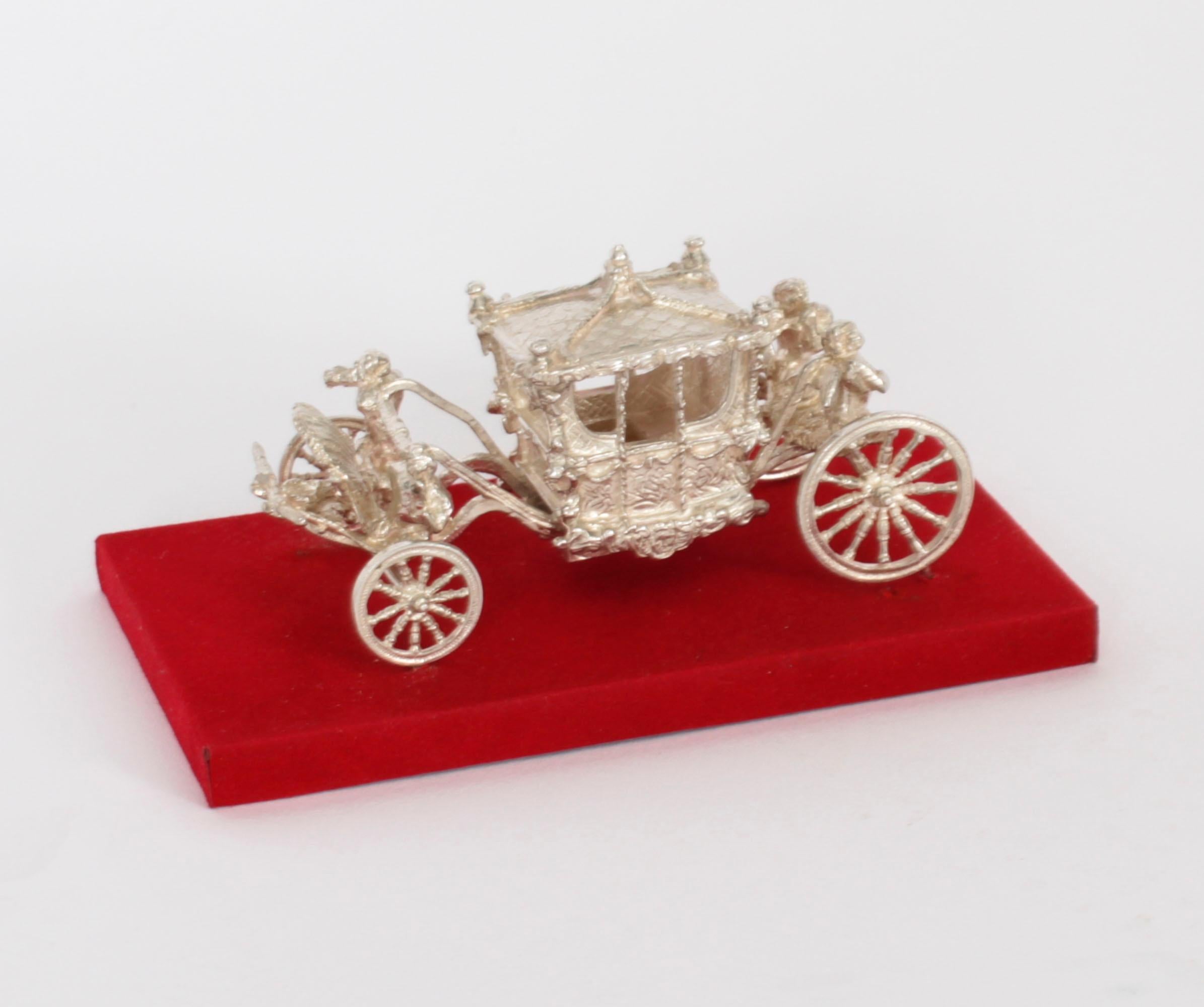 Modellino d'argento d'epoca della carrozza dell'incoronazione della regina XX secolo in vendita 6