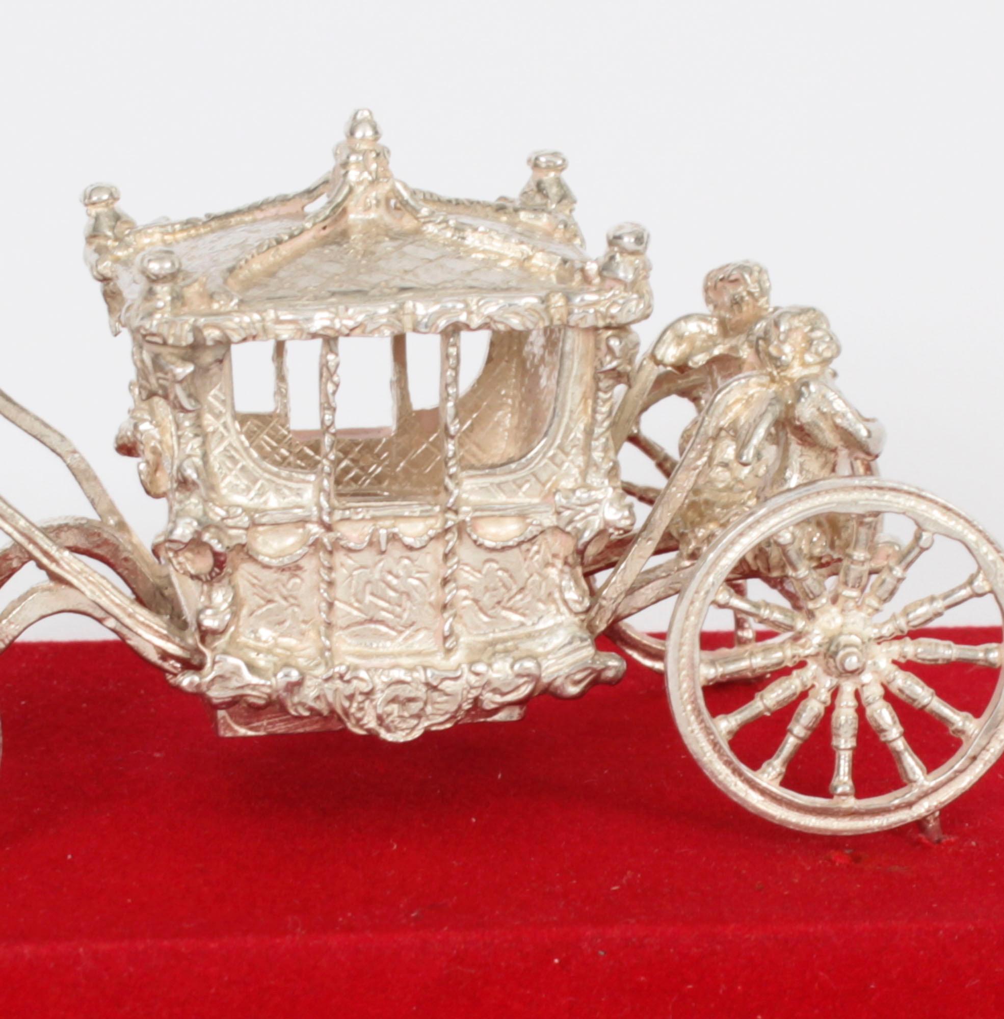 Modellino d'argento d'epoca della carrozza dell'incoronazione della regina XX secolo In condizioni buone in vendita a London, GB