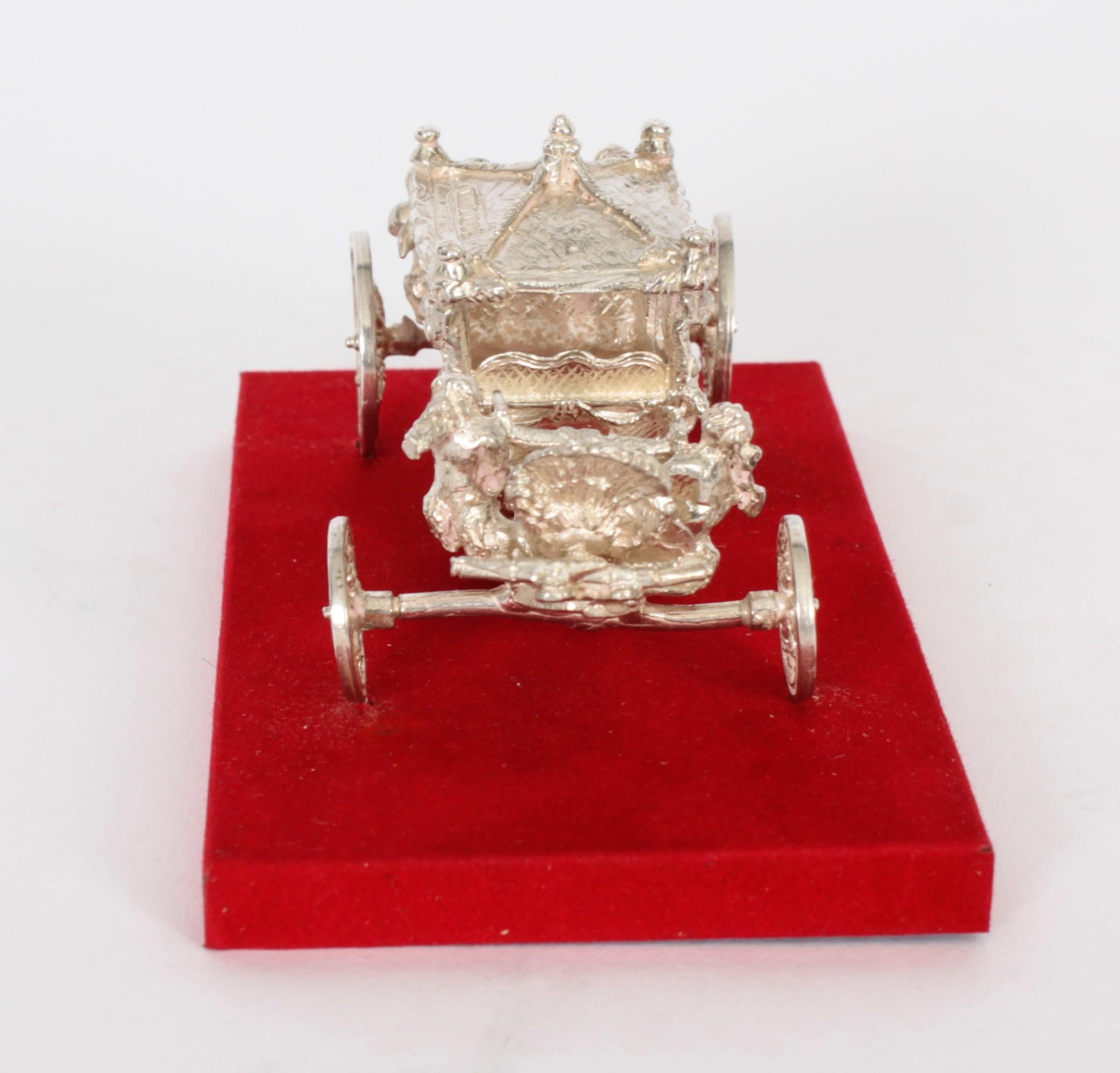 Modellino d'argento d'epoca della carrozza dell'incoronazione della regina XX secolo in vendita 1