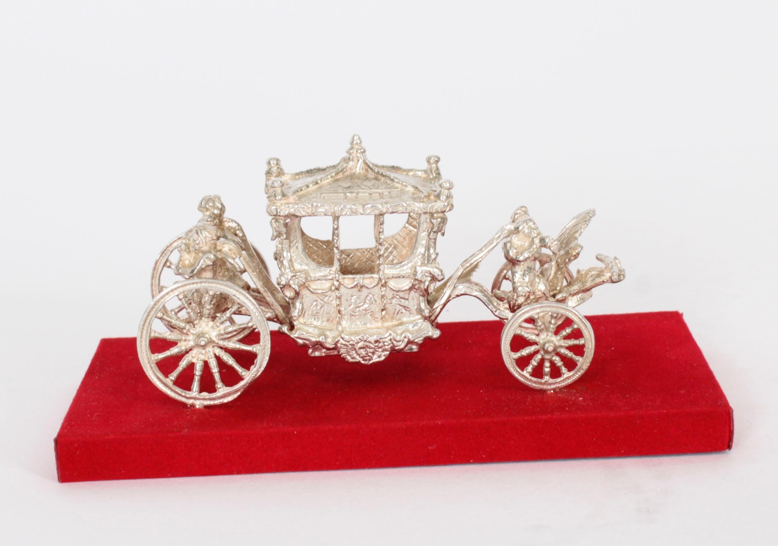 Modellino d'argento d'epoca della carrozza dell'incoronazione della regina XX secolo in vendita 2