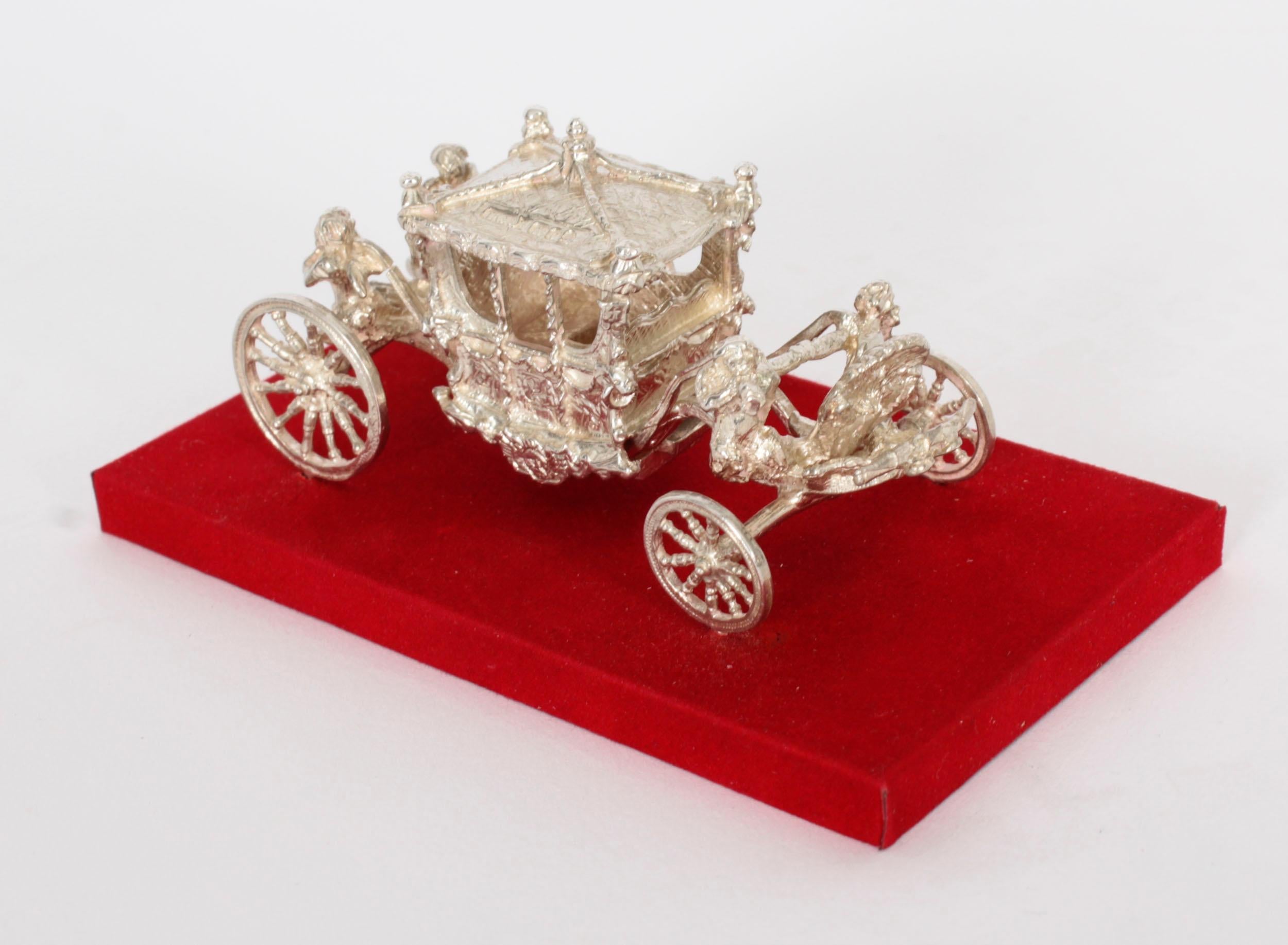 Modellino d'argento d'epoca della carrozza dell'incoronazione della regina XX secolo in vendita 3