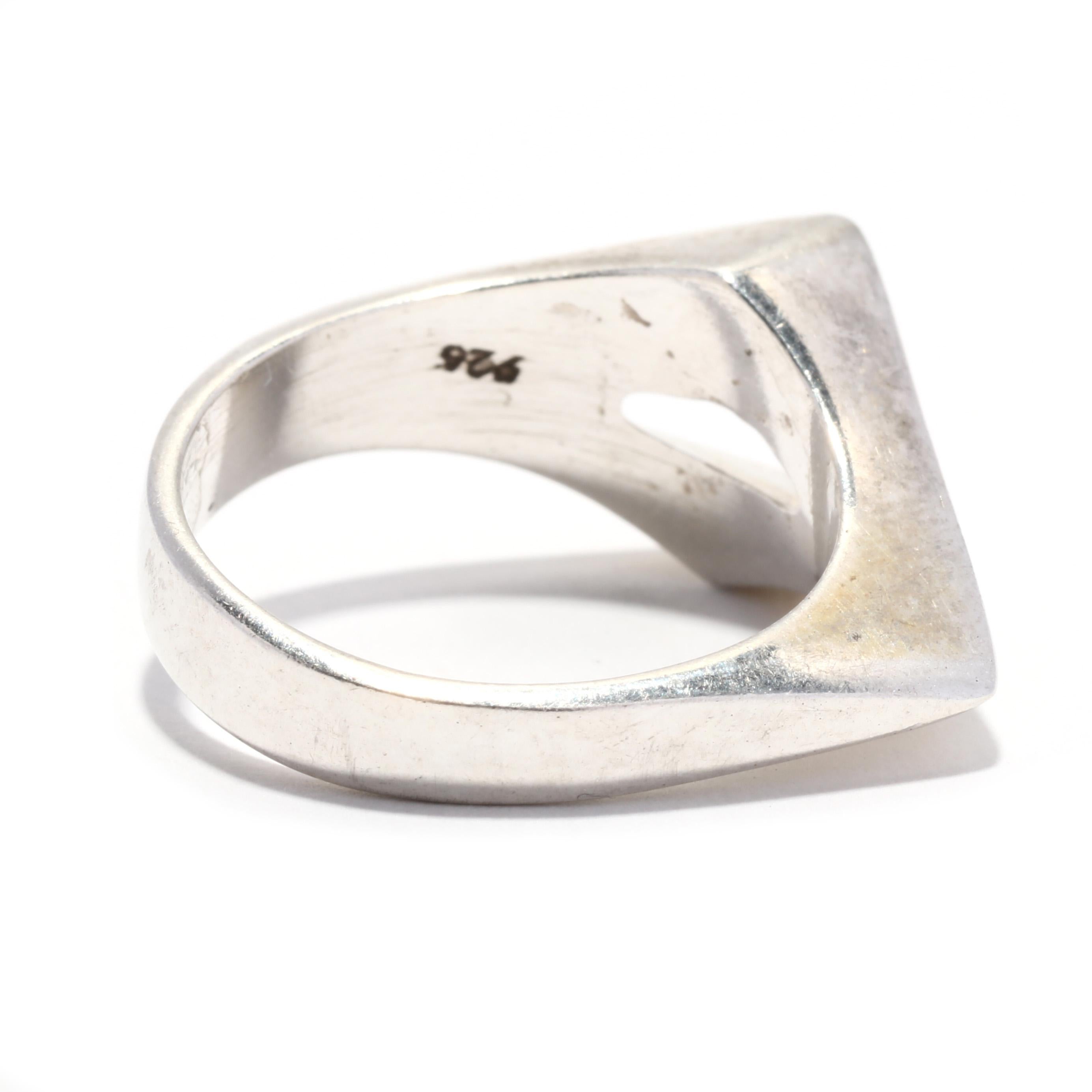 A vintage sterling silver modernist ring. This square tope ring features one side with s split band and a tapered shank.

Ring Size 6.75

Width: 10.5 mm (widest)

Weight: 3.5 dwts. / 5.4 grams

Stamped: 925


Ring Sizings & Modifications:
* We are