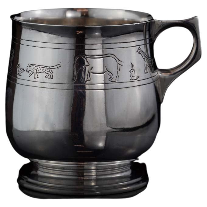 Vintage sterling silver mug engraved with various animals. 
Made in London, 1933
Hallmarked for London assay mark and date letter. 

Dimensions - 
Diameter x height: 4 x 10.2 cm
Weight : 137 grams

Condition : General wear and tear,