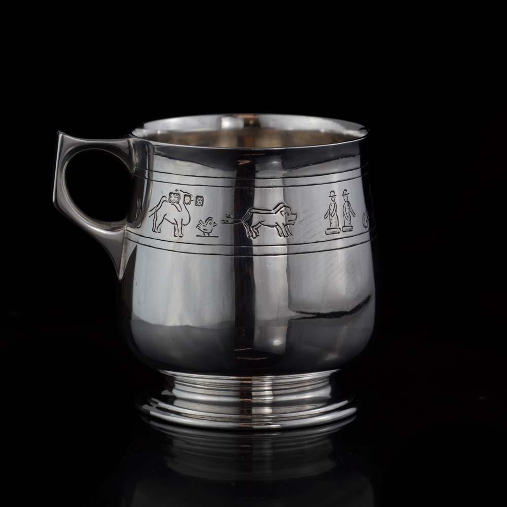 Vintage Sterling Silver Mug Engraved with Various Animals In Good Condition For Sale In Braintree, GB