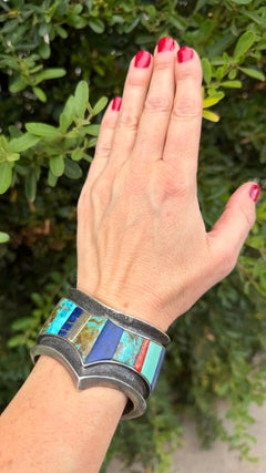 Pulsera tipo brazalete vintage de plata de ley con incrustaciones de varias piedras y detalles en oro de 14 quilates