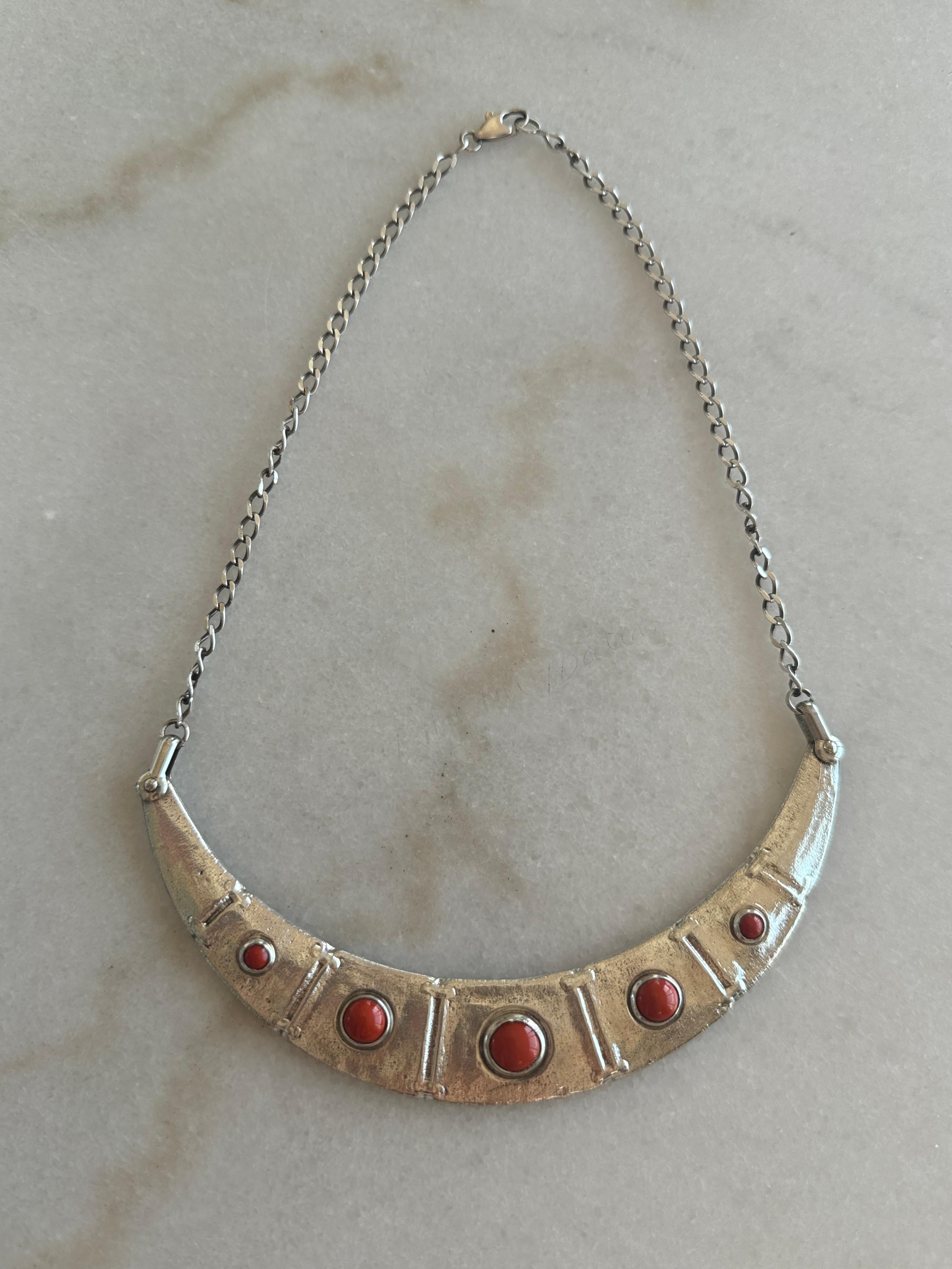 Diese Vintage-Sterling-Silber-Halskette hat 5 runde Korallen-Cabochon-Steine, wobei der mittlere Stein der größte ist. Die Halskette ist extrem leicht und einfach zu tragen. Es hat eine natürliche Patina, die mit dem Alter übereinstimmt, aber es