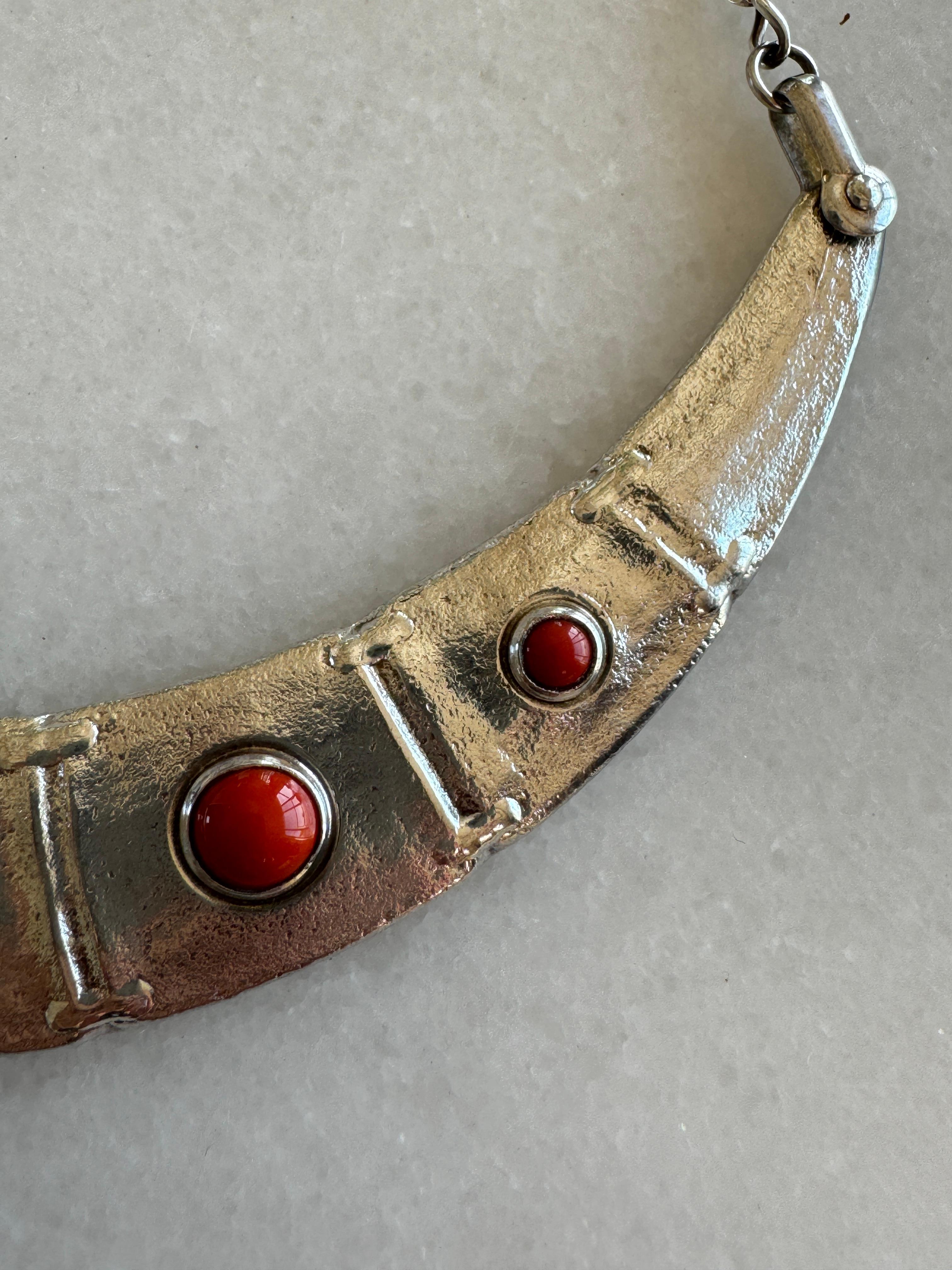 Vintage-Halskette aus Sterlingsilber mit Korallensteinen im Cabochon-Schliff im Angebot 1