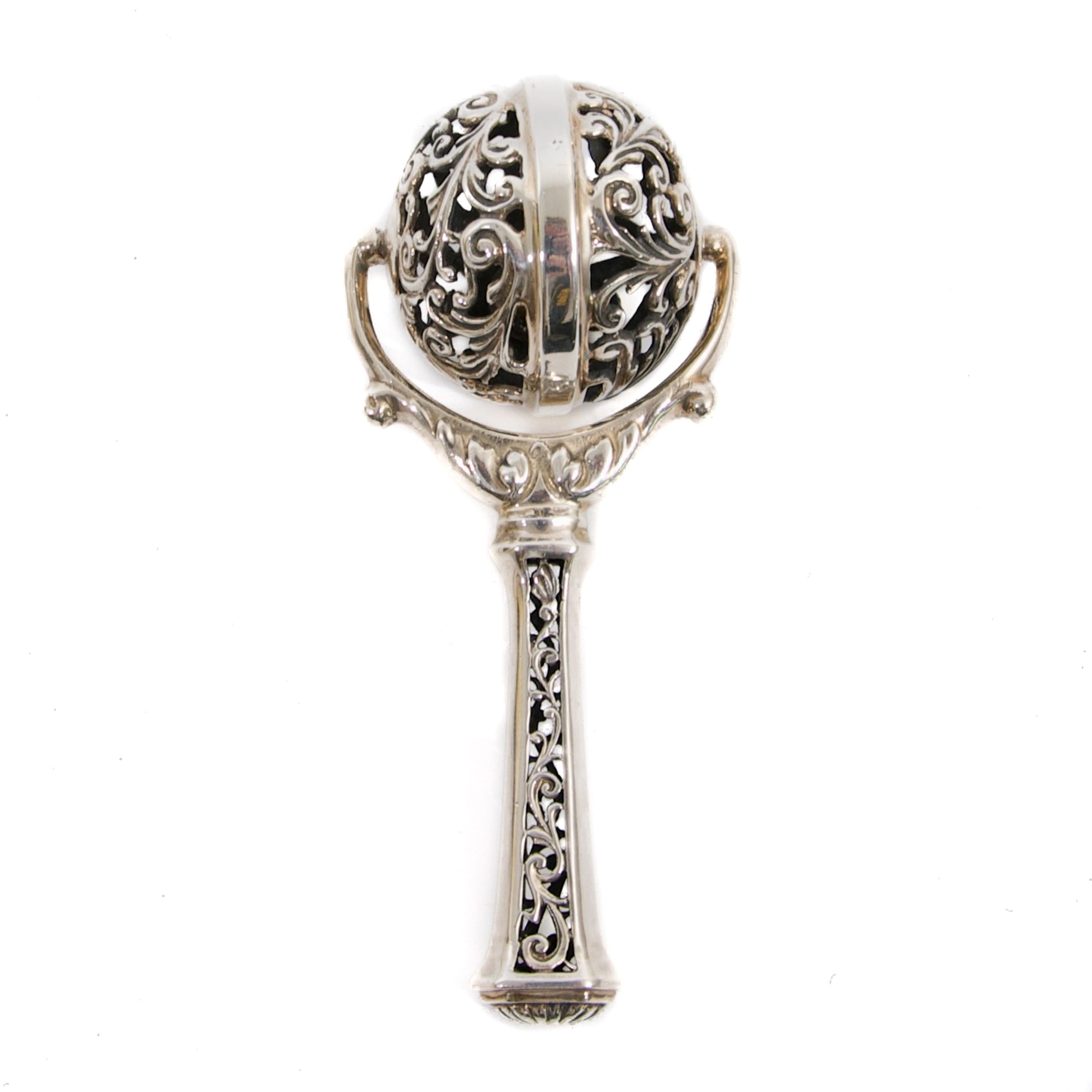 Vintage Sterling Silber Openwork Ball Neugeborenen Baby-Rassel im Angebot 1