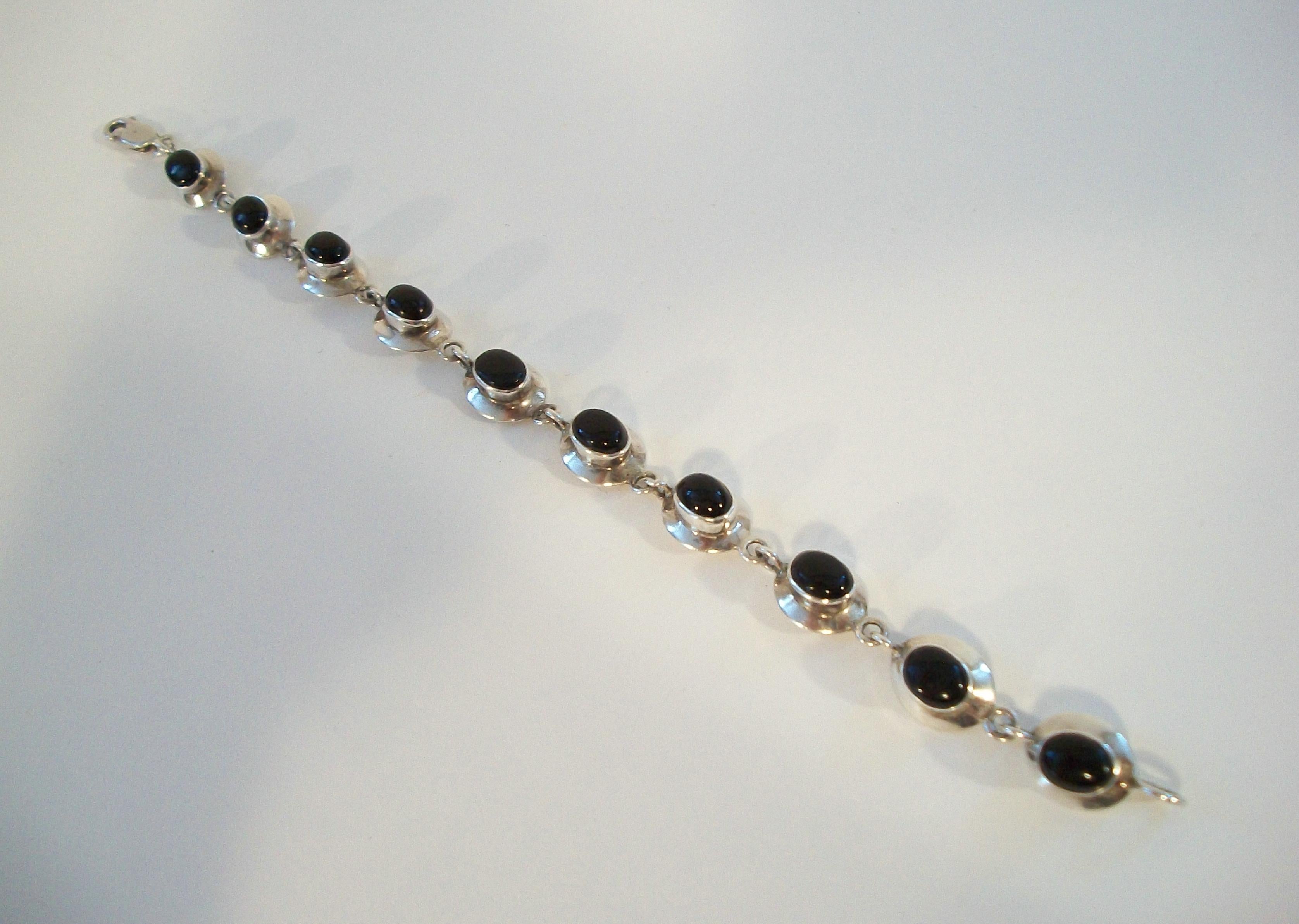 Vintage Sterling Silver & Oval Cabochon Black Onyx Bracelet - Mexico - C.I.C. en vente 4