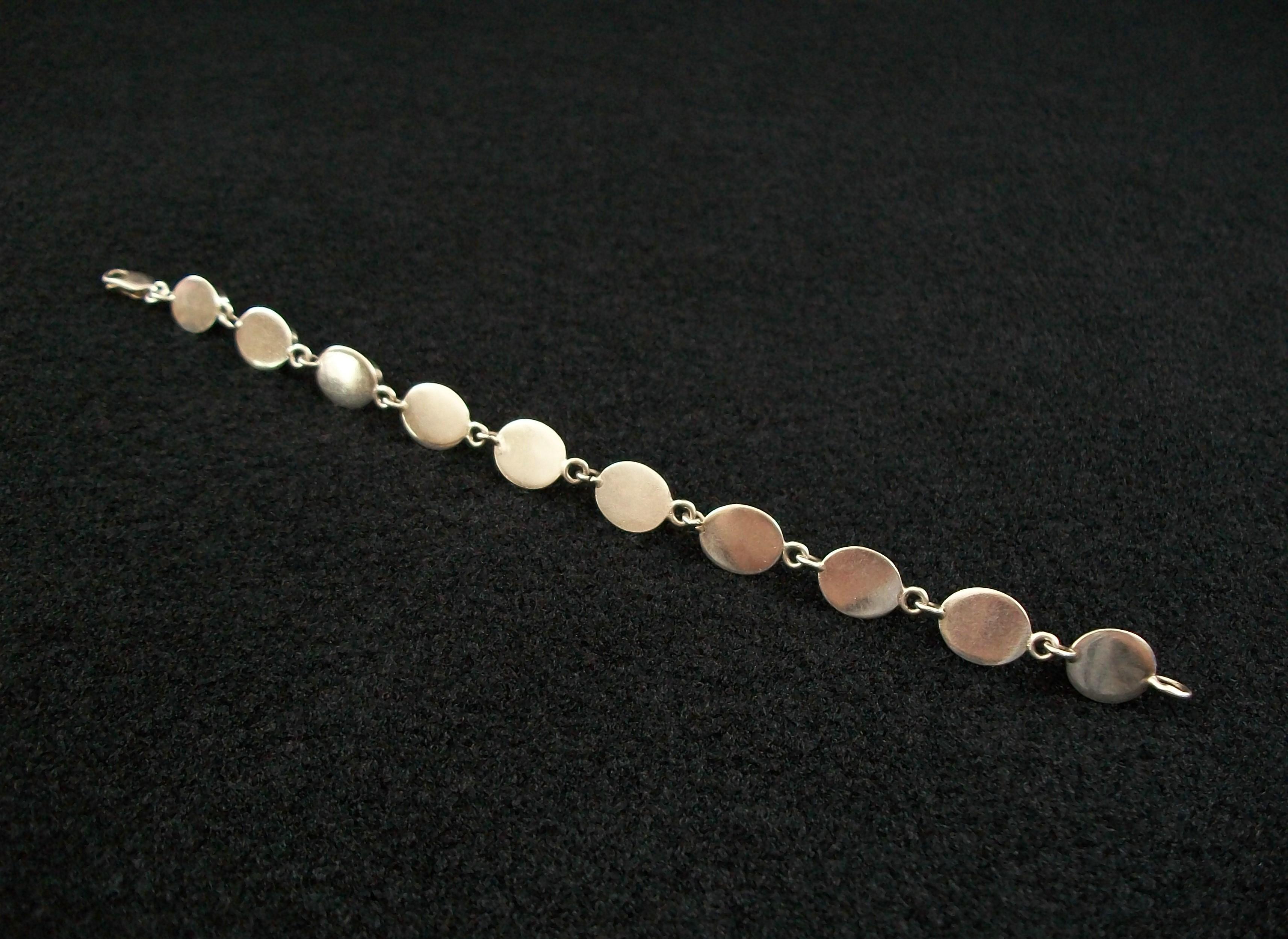 Modernist Vintage Sterling Silver & Oval Cabochon Black Onyx Bracelet - Mexico - C. 1980's For Sale