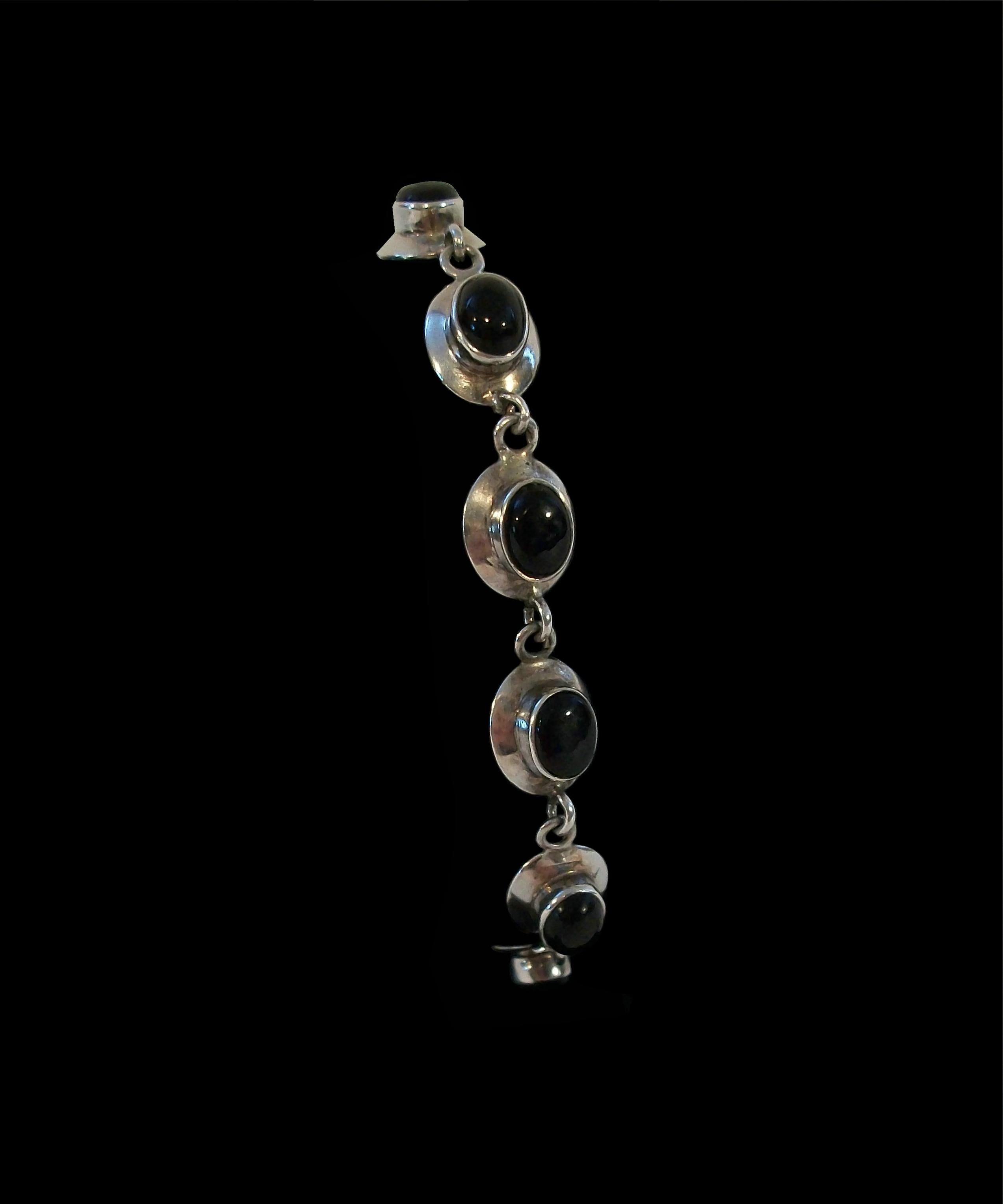Vintage Sterling Silver & Oval Cabochon Black Onyx Bracelet - Mexico - C.I.C. en vente 3