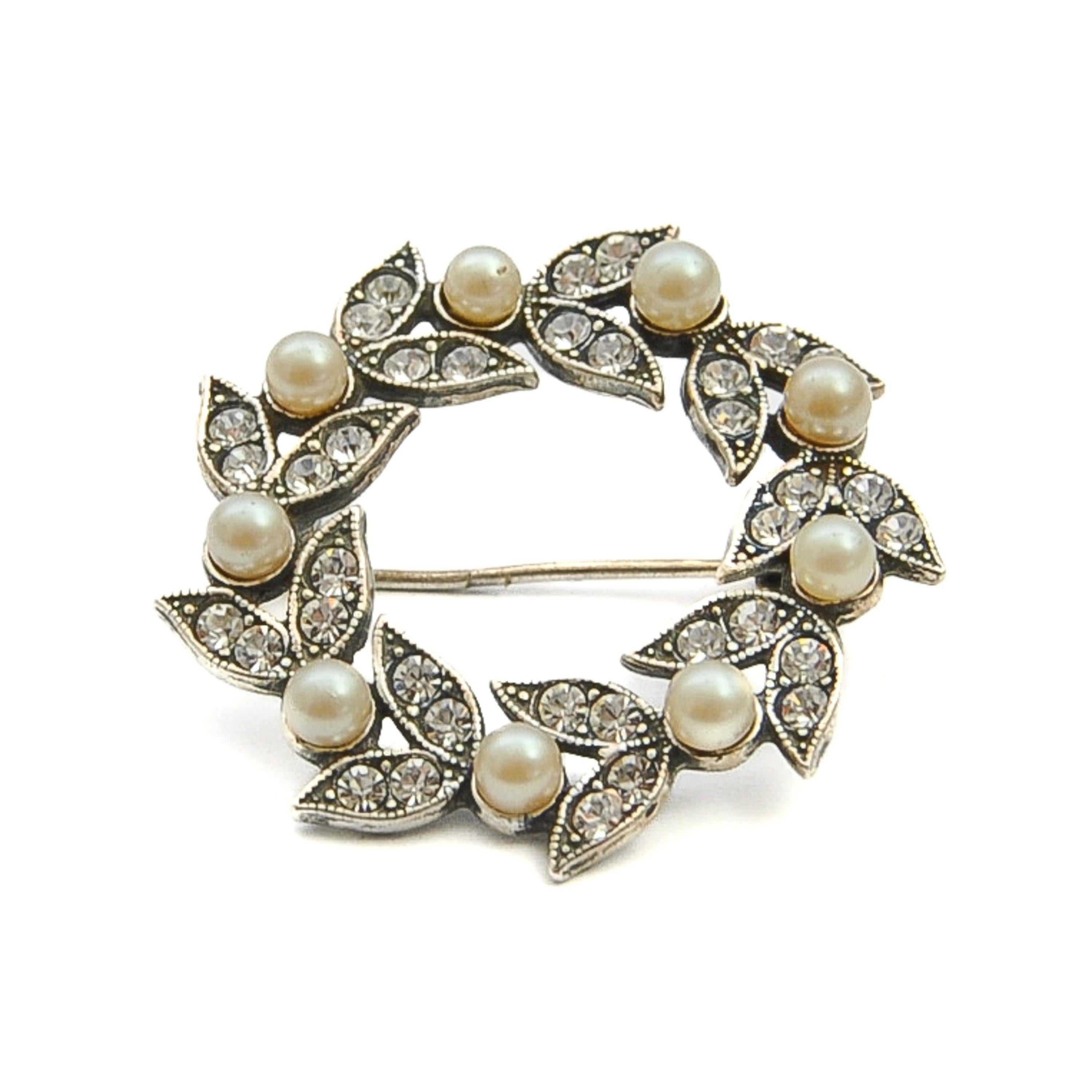 Round Cut Vintage Sterling Silver Pearl Rhinestone Lapel Pin Wreath Brooch For Sale