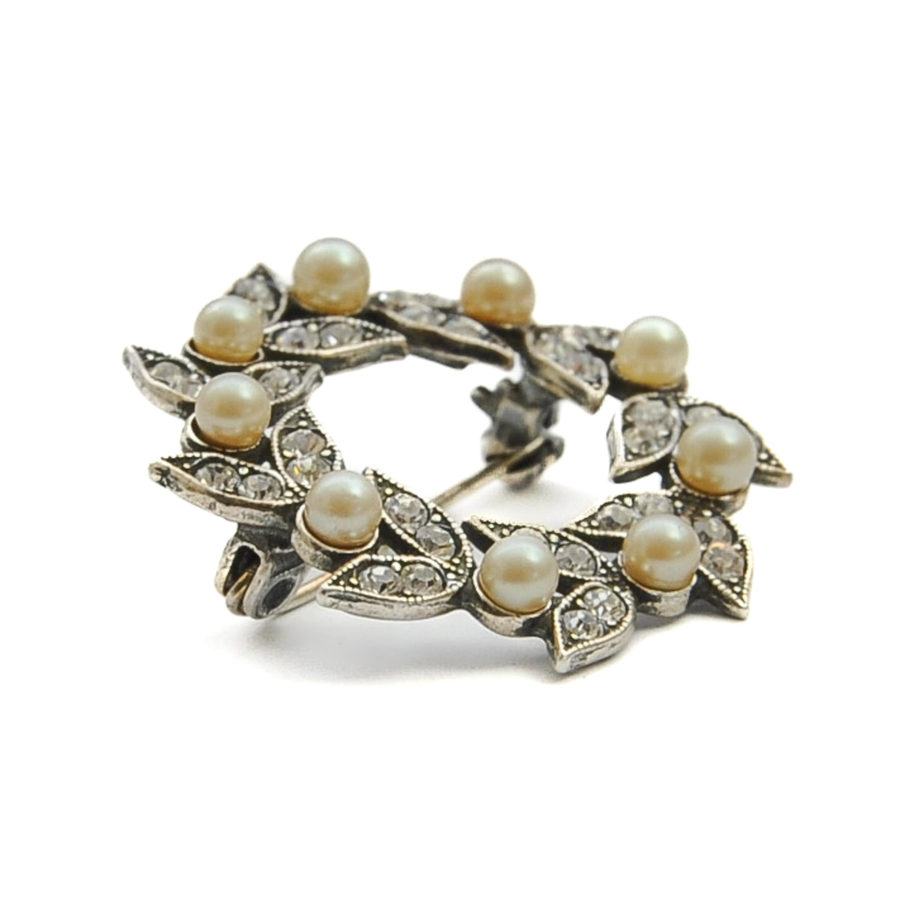 Vintage Sterling Silver Pearl Rhinestone Lapel Pin Wreath Brooch In Good Condition For Sale In Rotterdam, NL