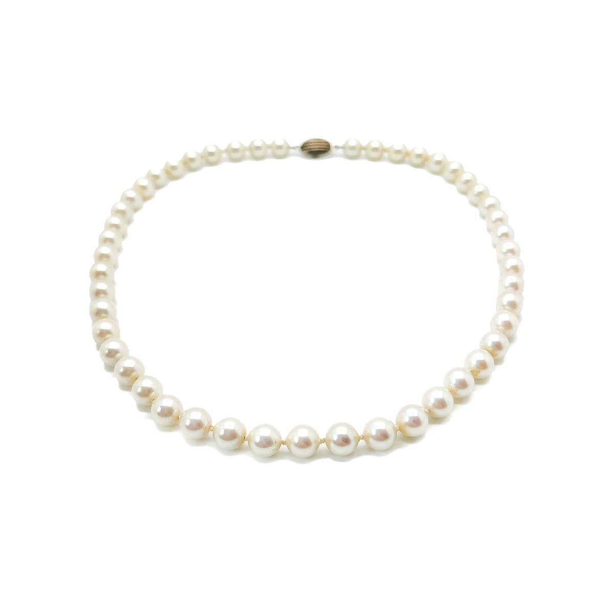 A quintessential vintage silver pearl rope necklace. Elegant and lustrous non-graduated pearls form a short length knotted rope. Finished with a sterling silver clasp. Forever in style layered or alone. The ultimate go to piece.
An unsigned beauty.