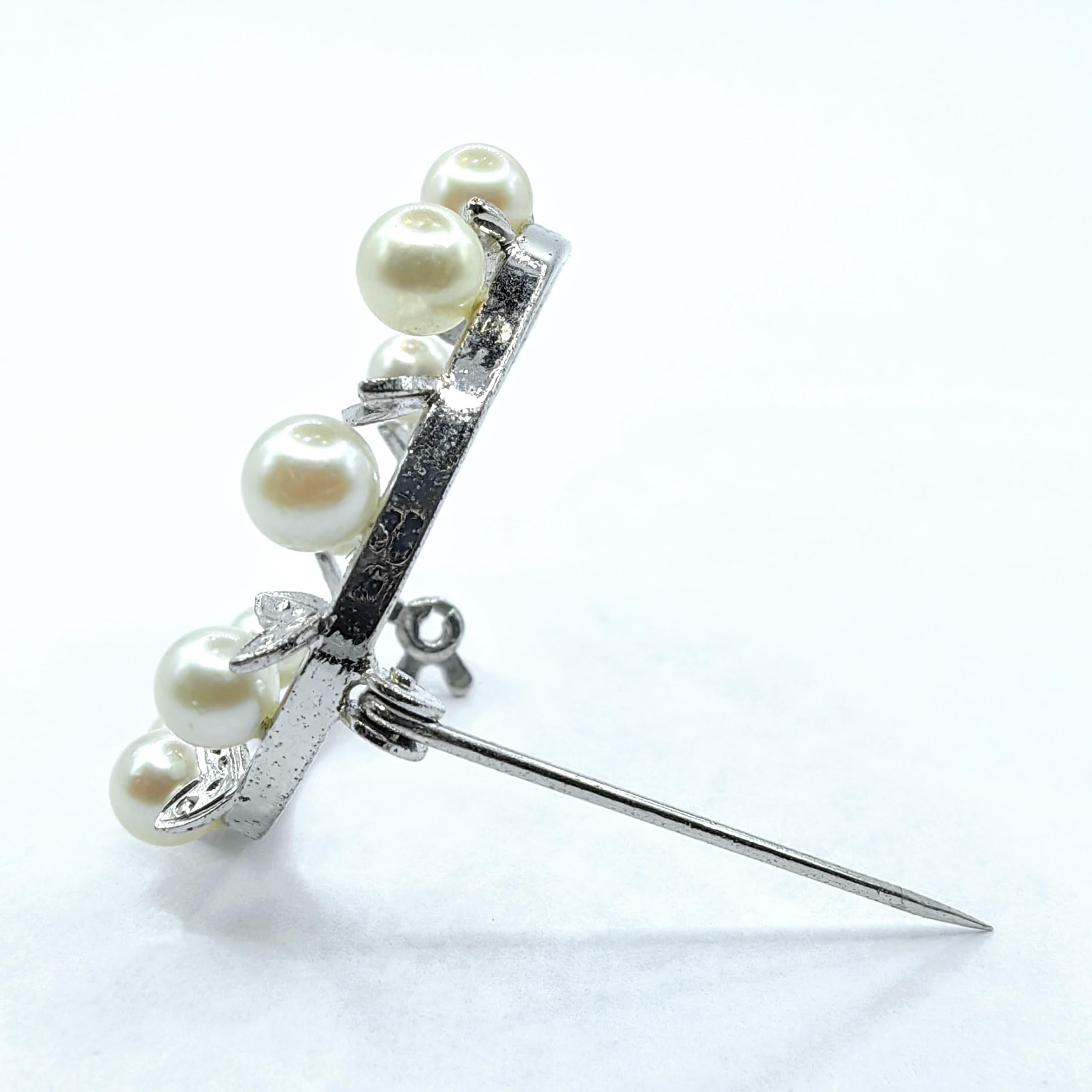 Vintage Sterling Silver Pearl Wreath Brooch with Filigree Leaf Accents In New Condition For Sale In Wan Chai District, HK