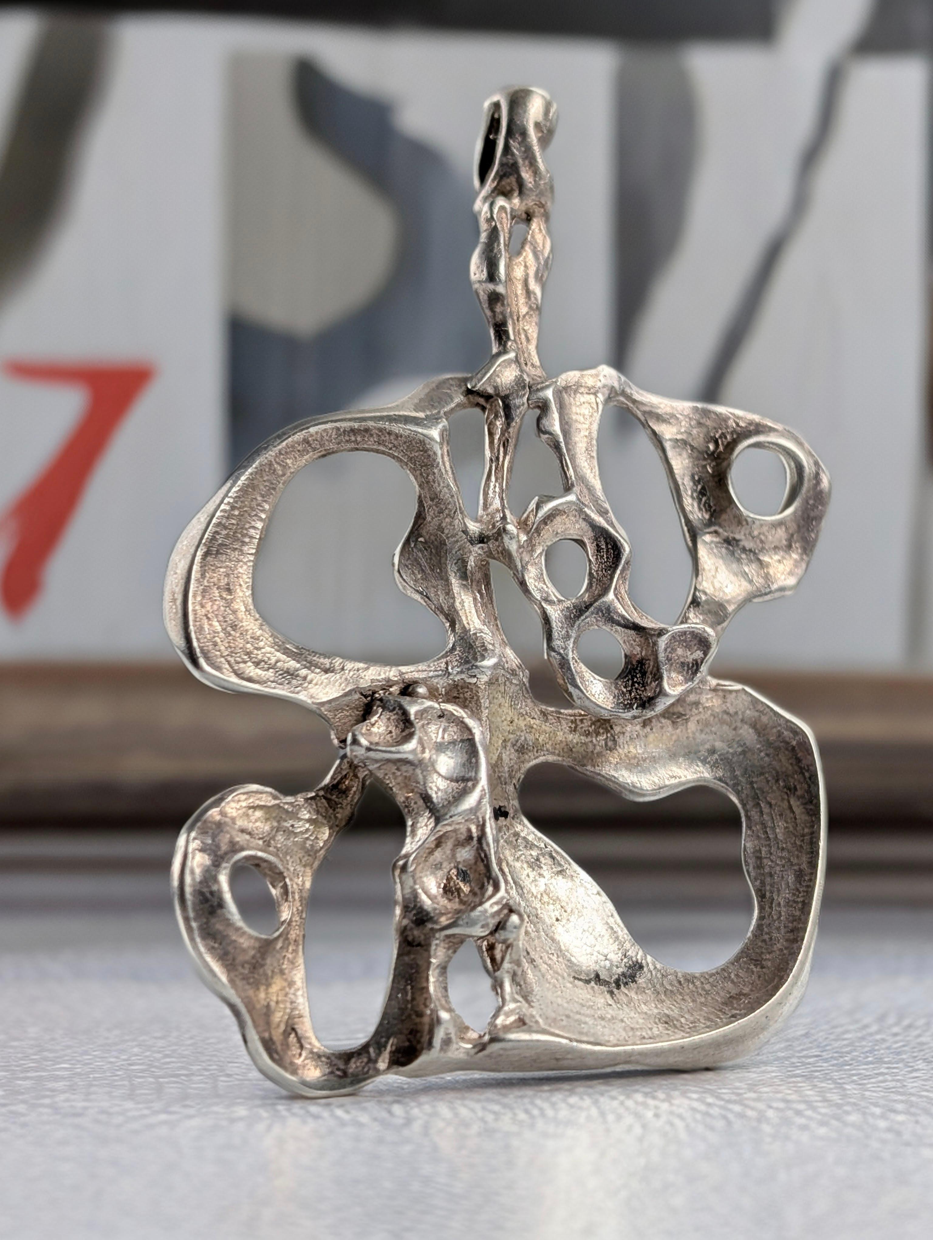 A wonderful vintage sterling silver pendant from the 1960s, signed by renowned Norwegian designer Ragnar Skalstad. This unique piece stands out for its elegant Scandinavian design, a testament to Skalstad's exceptional craftsmanship, who was a