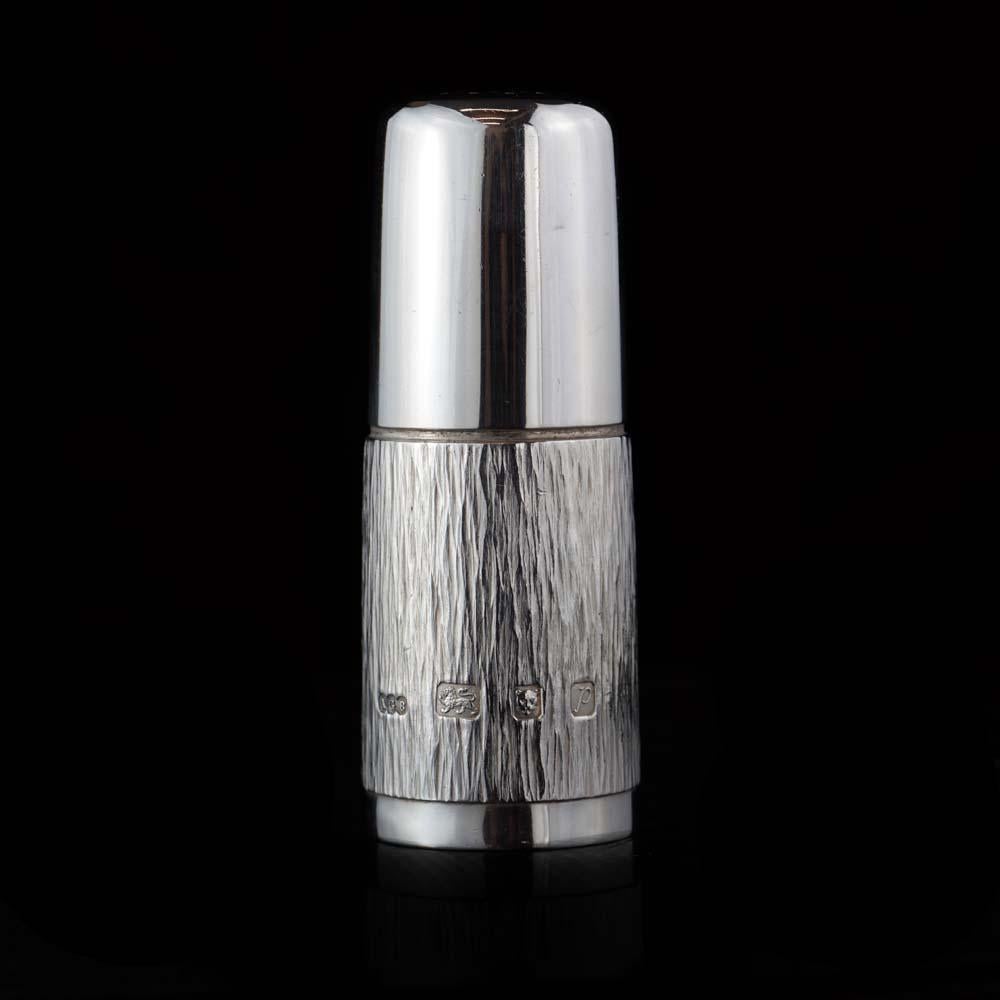 Vintage sterling silver pepper shaker with hammer textured decoration.
Maker : Adrian Gerald Sallys Benney 
Made in London, 1970
Fully hallmarked.

Dimensions - 
Diameter x height: 4 x 10.2 cm
Weight : 137 grams

Shaker is in tapering