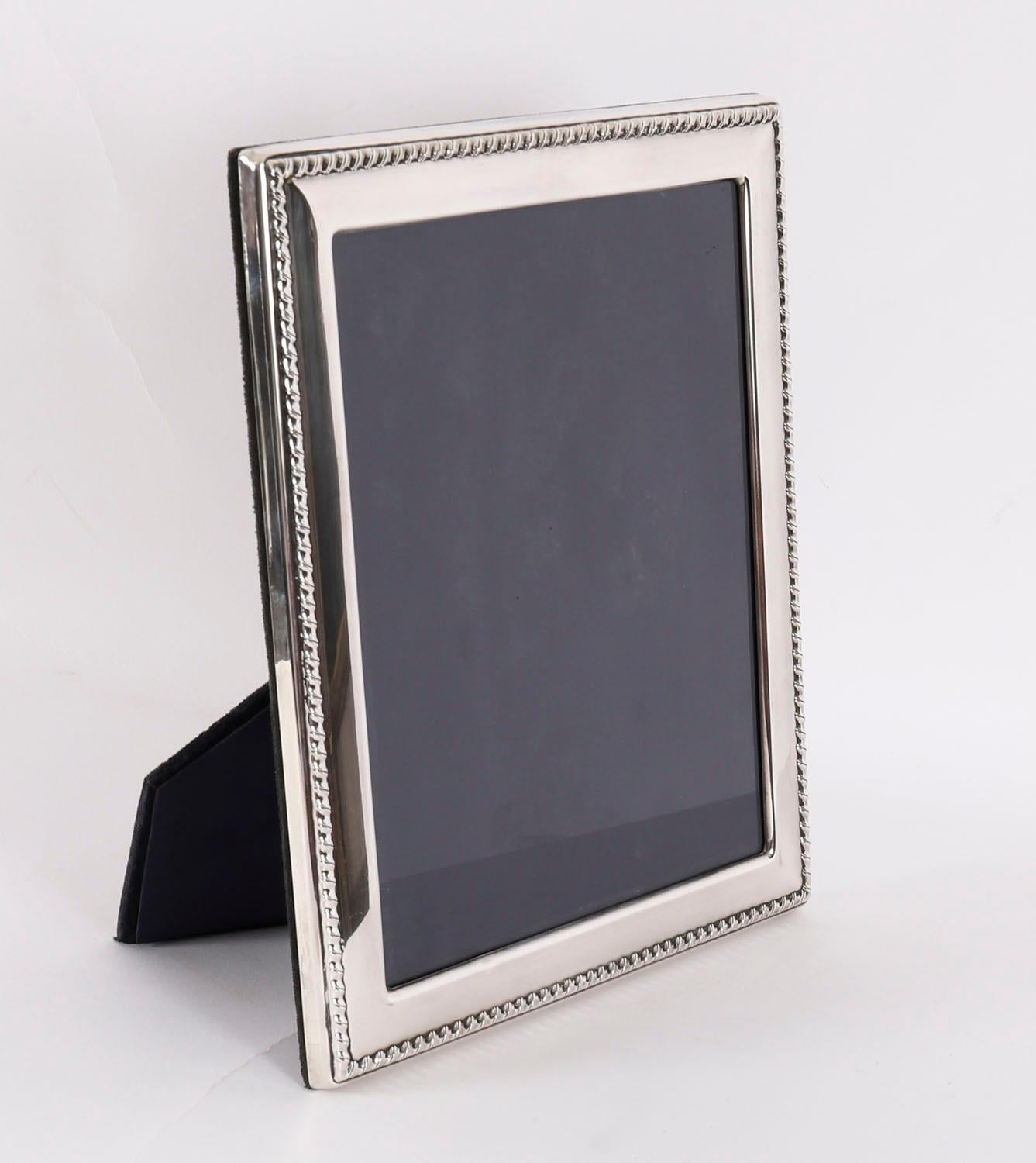 Una cornice decorativa in argento sterling di grandi dimensioni davvero superba, con marchio di fabbrica RC per Carrs of Sheffield Ltd e marchi di fabbrica per Sheffield 1998.

Questa cornice rettangolare è caratterizzata da un bordo con decorazioni