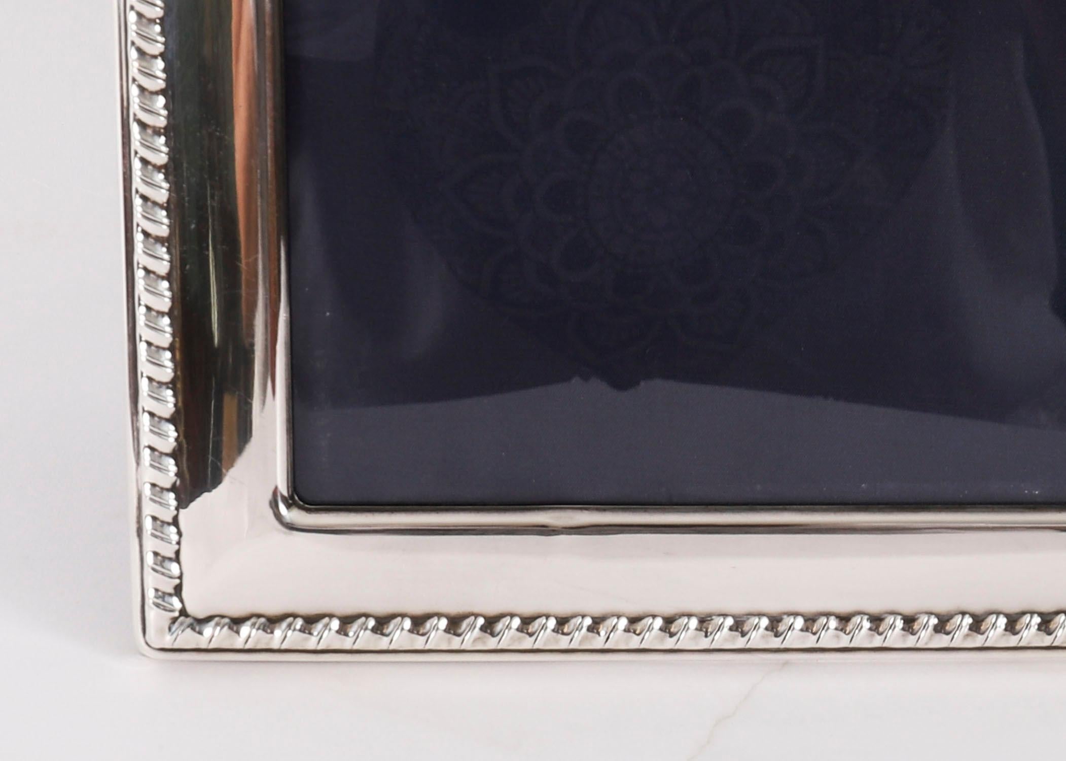 Fine XX secolo Portafoto d'epoca in argento Sterling di Carrs 20th C. 31x26cm in vendita