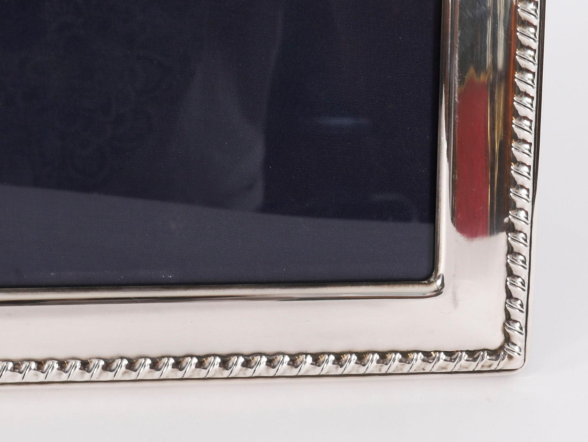 Argento Portafoto d'epoca in argento Sterling di Carrs 20th C. 31x26cm in vendita
